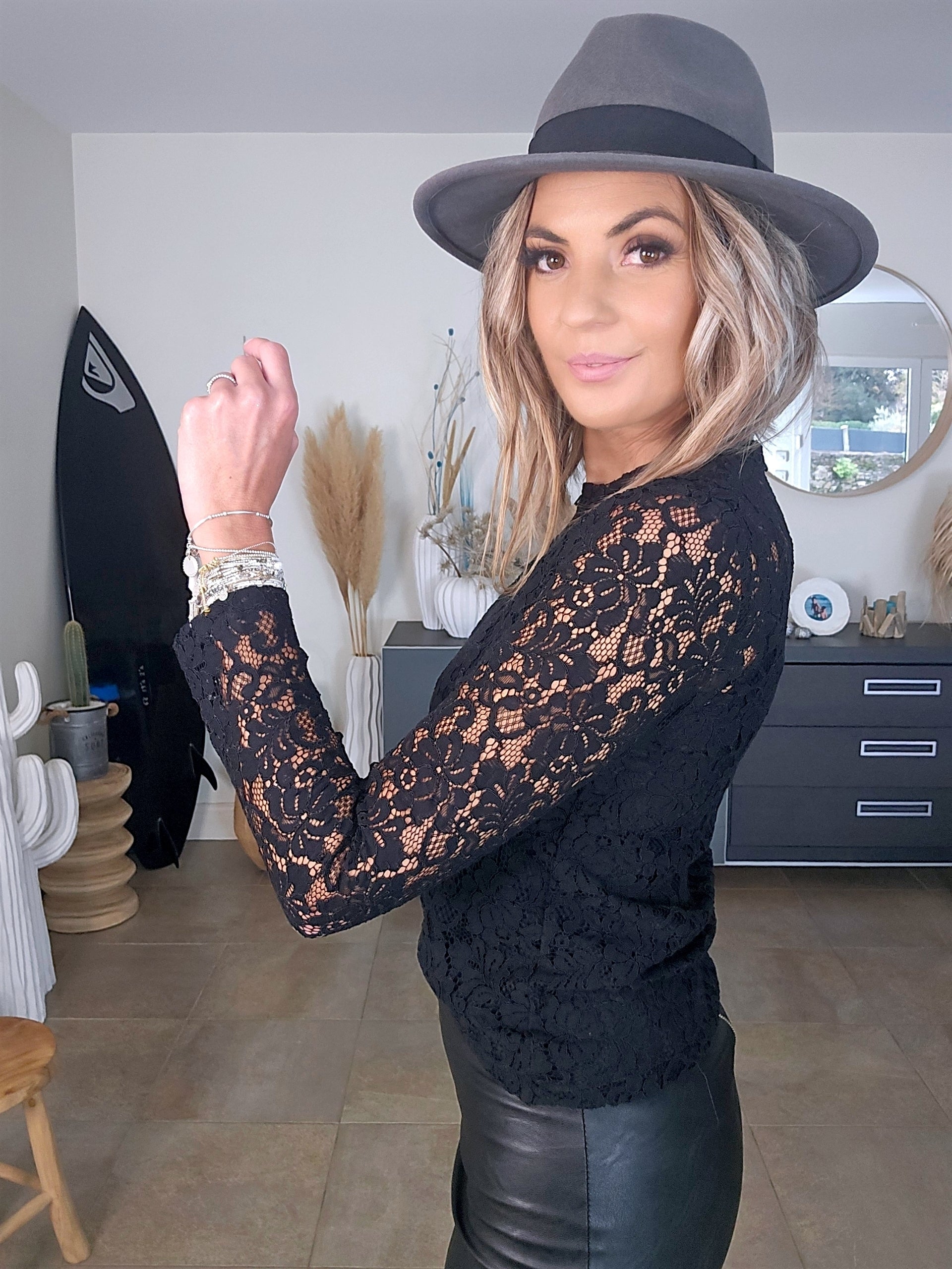 Haut noir en dentelle