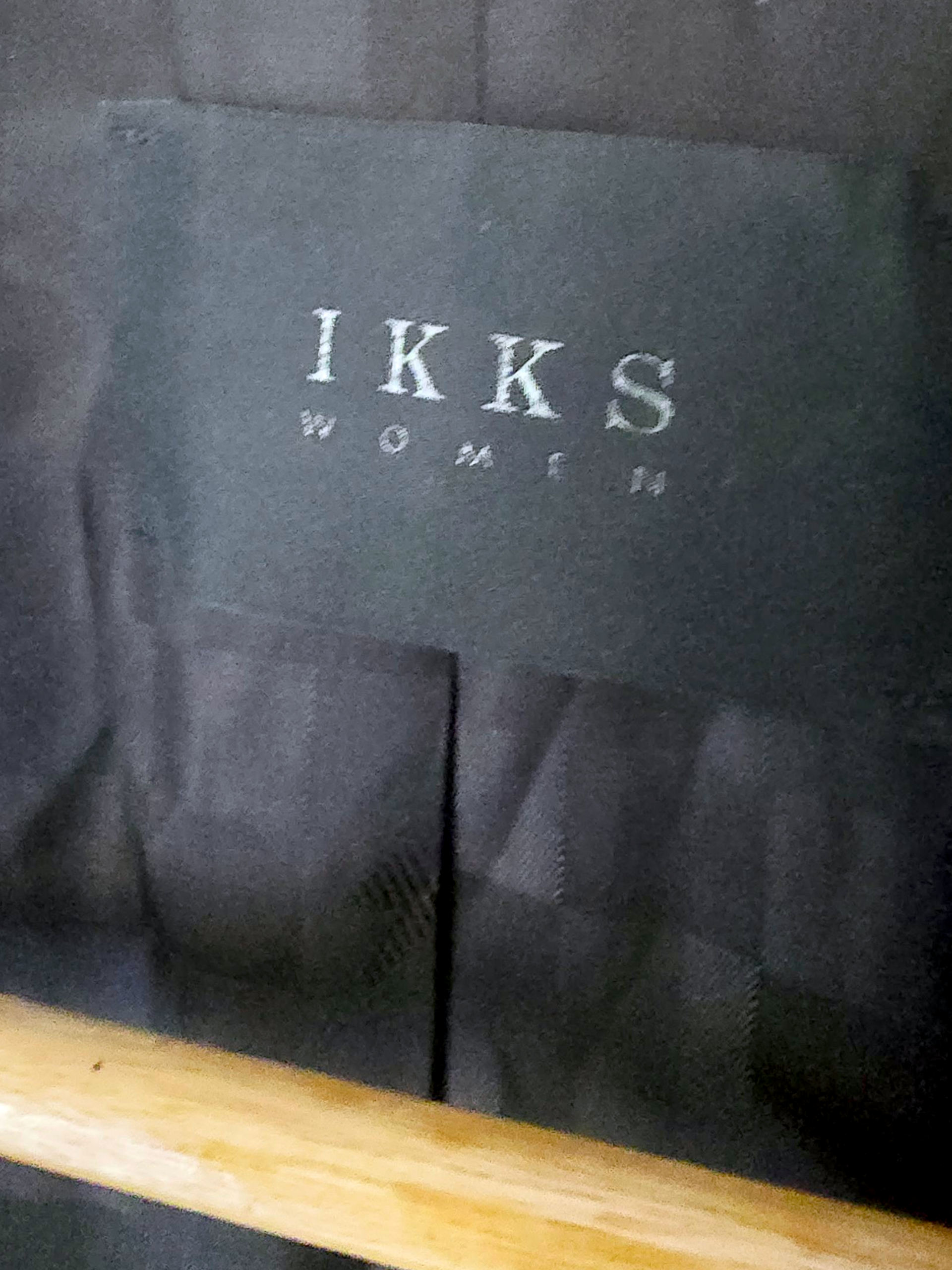 Veste rock-chic avec broche pins