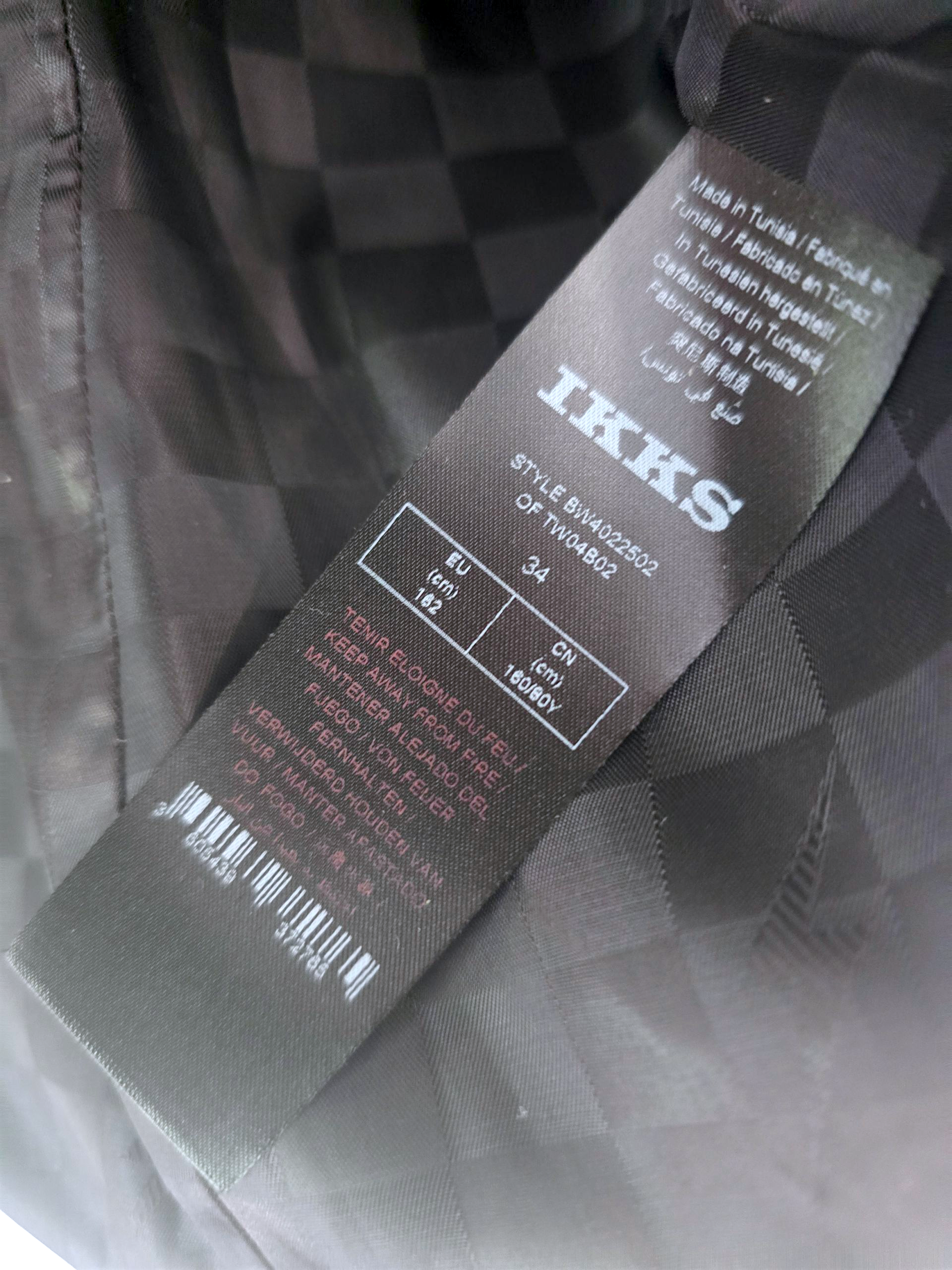 Veste rock-chic avec broche pins