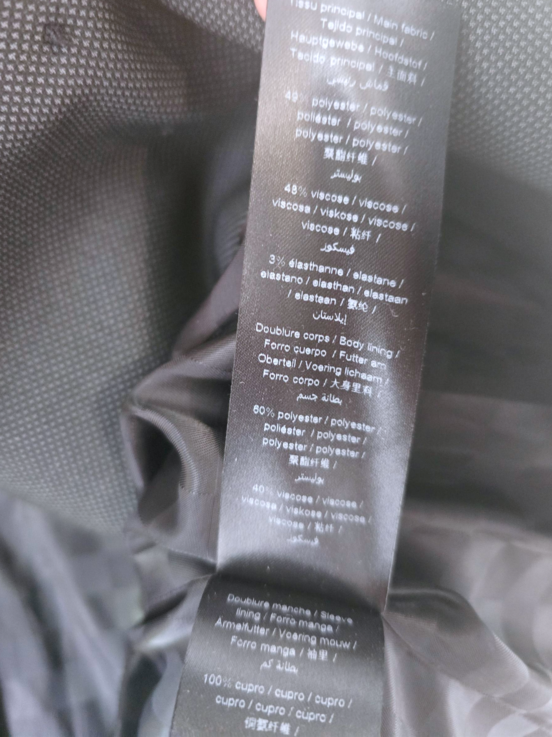 Veste rock-chic avec broche pins