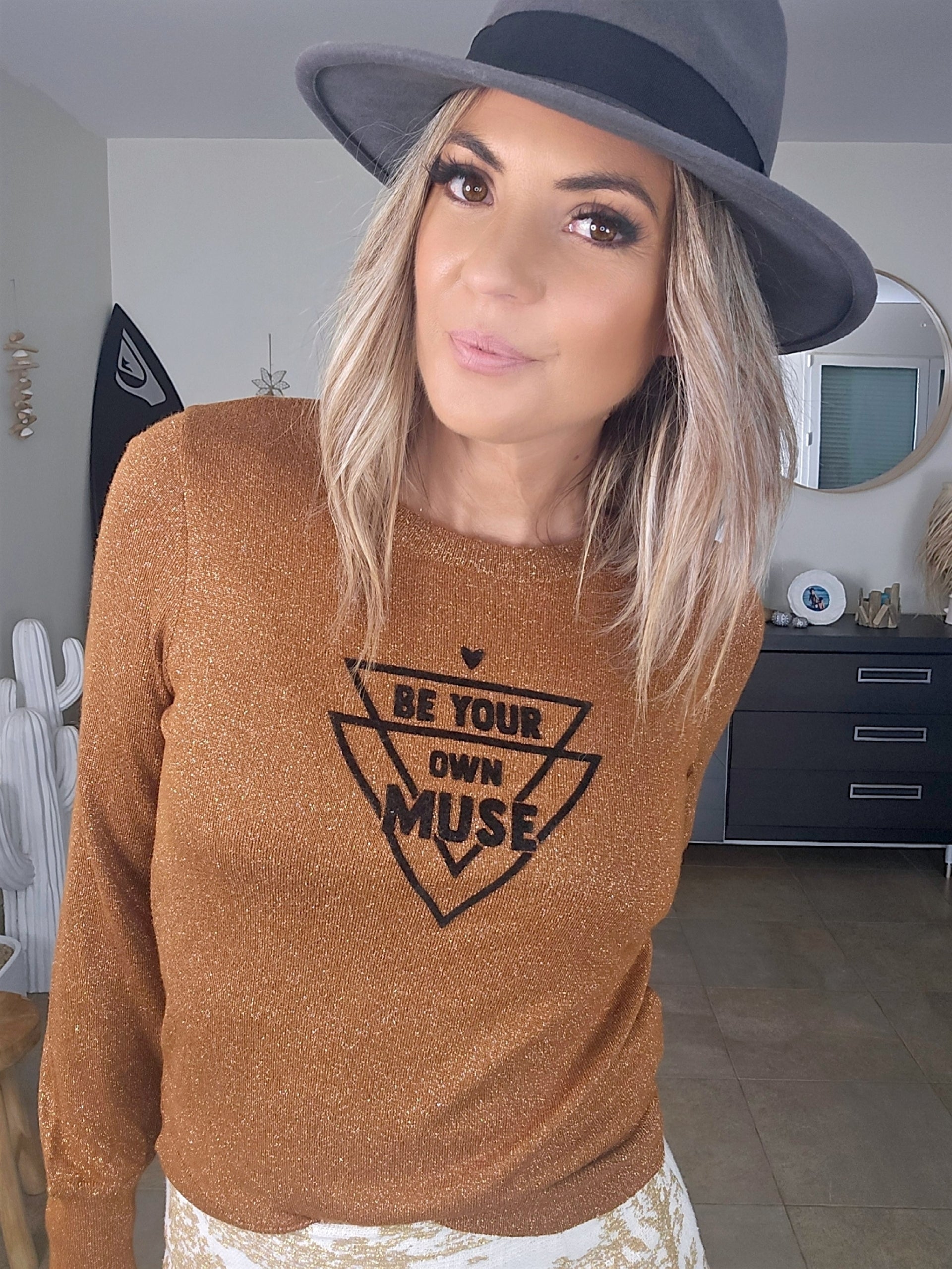 Pull bronze à inscriptions
