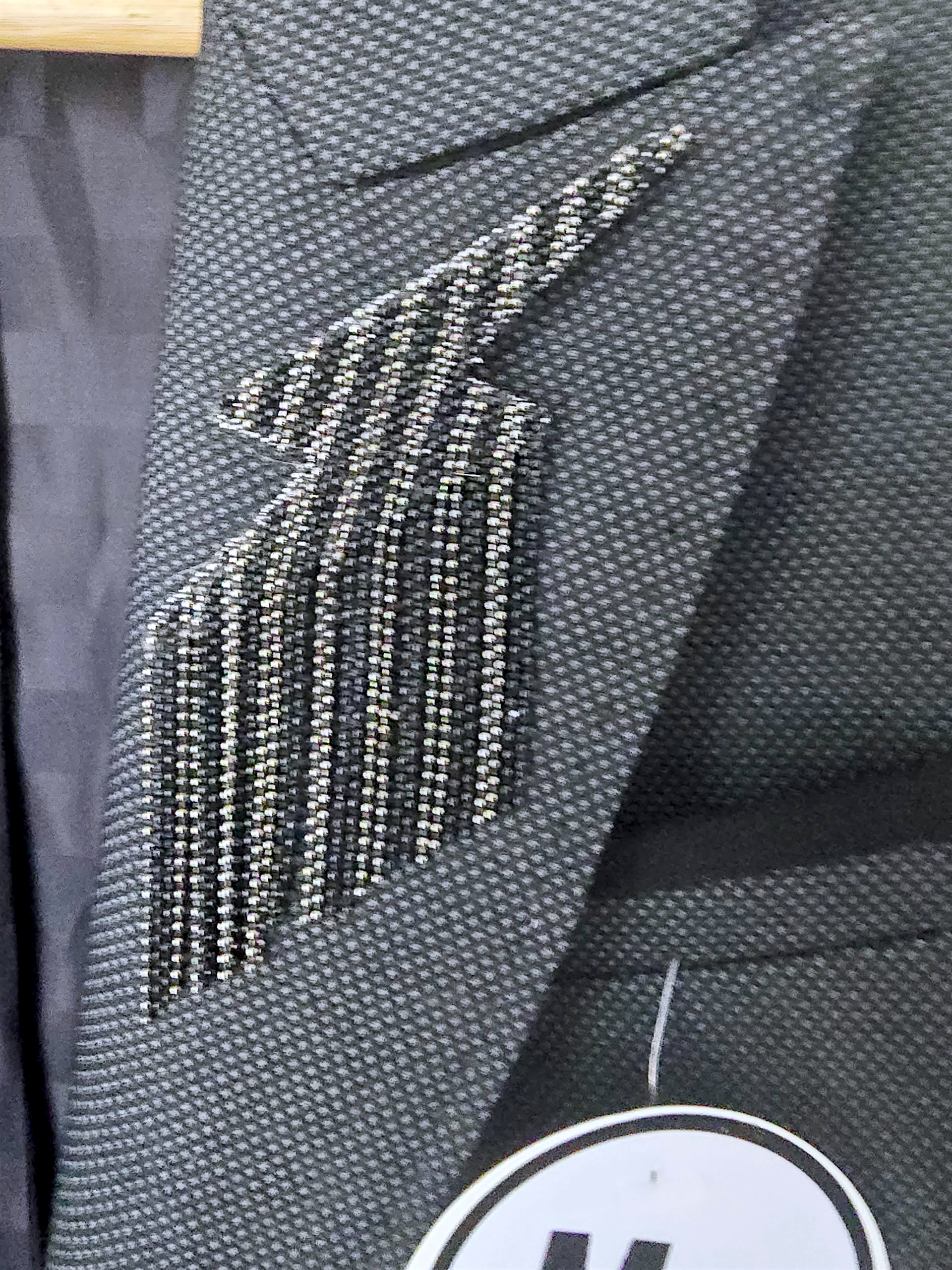 Veste rock-chic avec broche pins