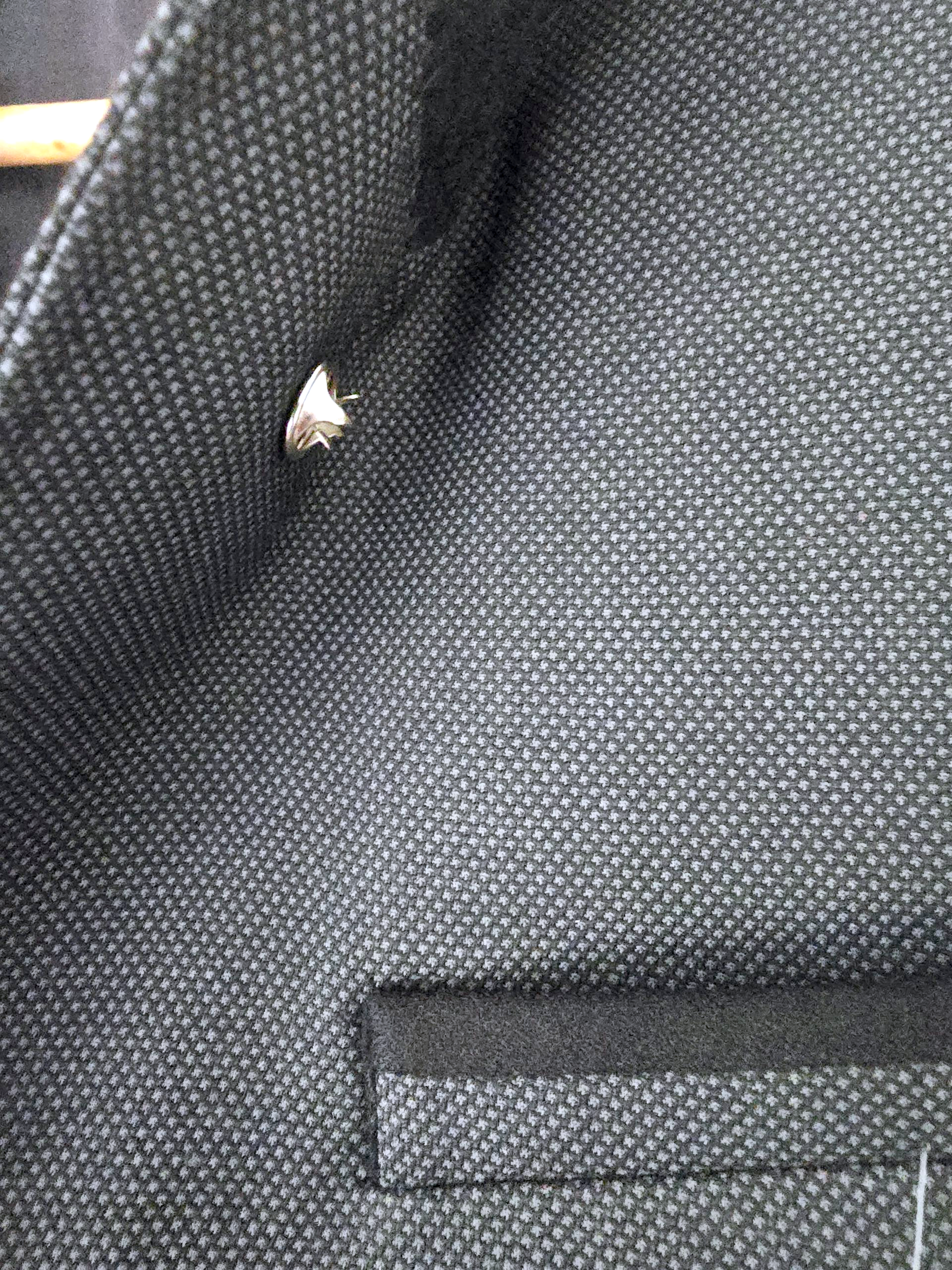 Veste rock-chic avec broche pins