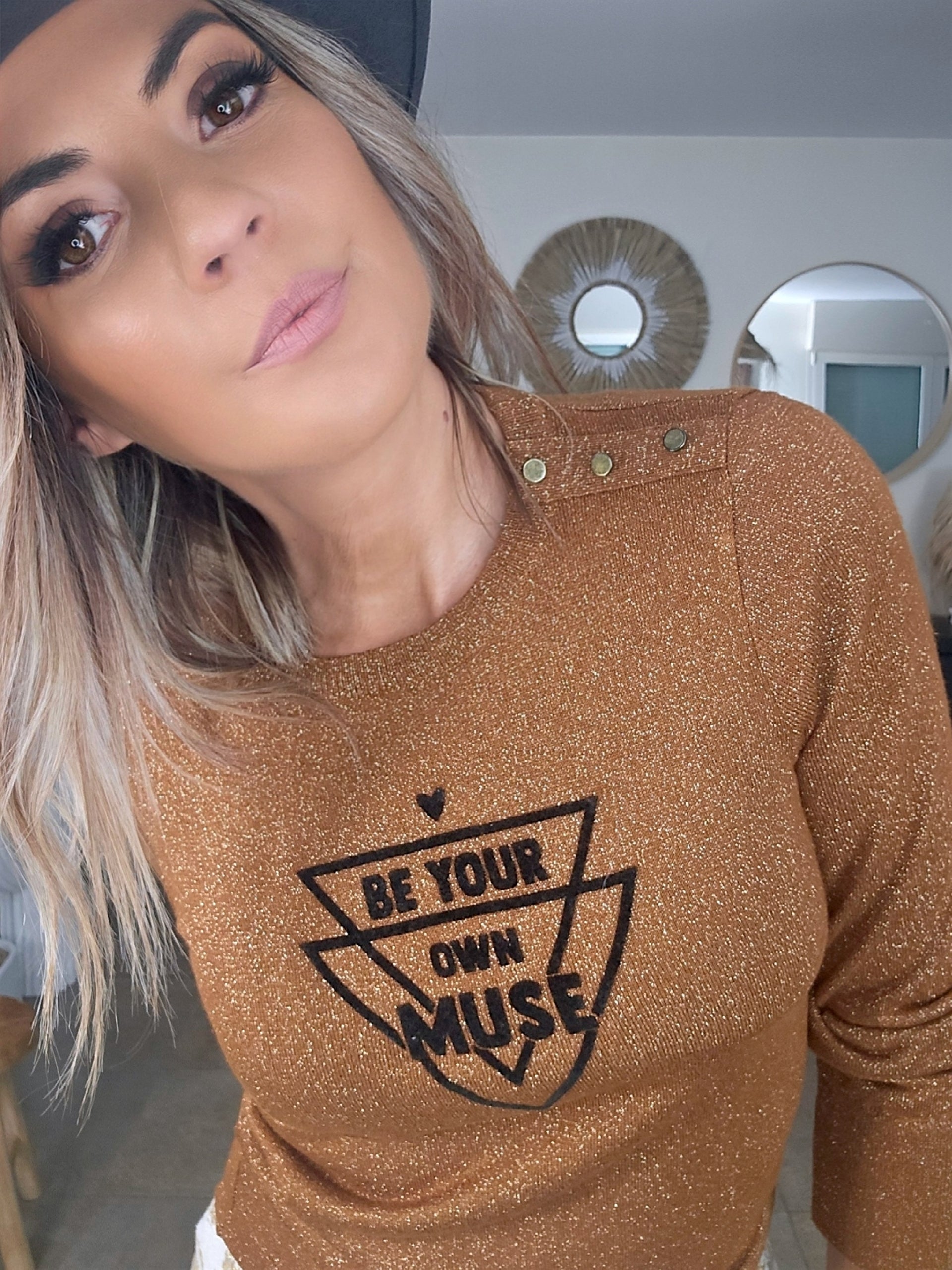 Pull bronze à inscriptions