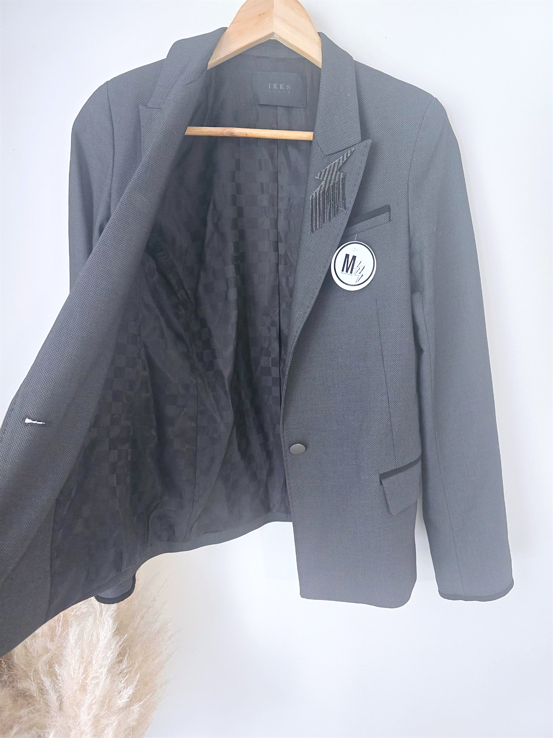 Veste rock-chic avec broche pins