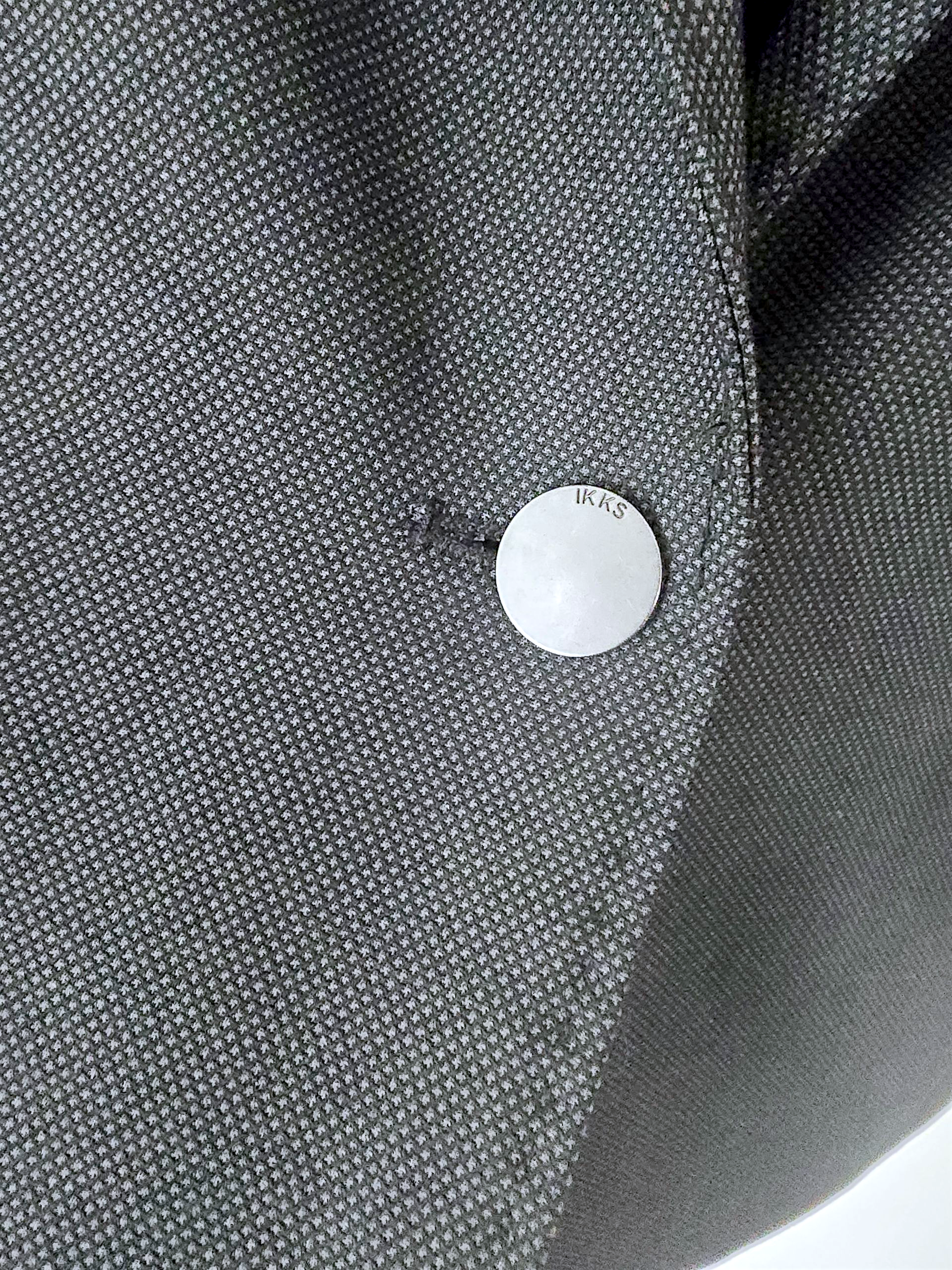 Veste rock-chic avec broche pins