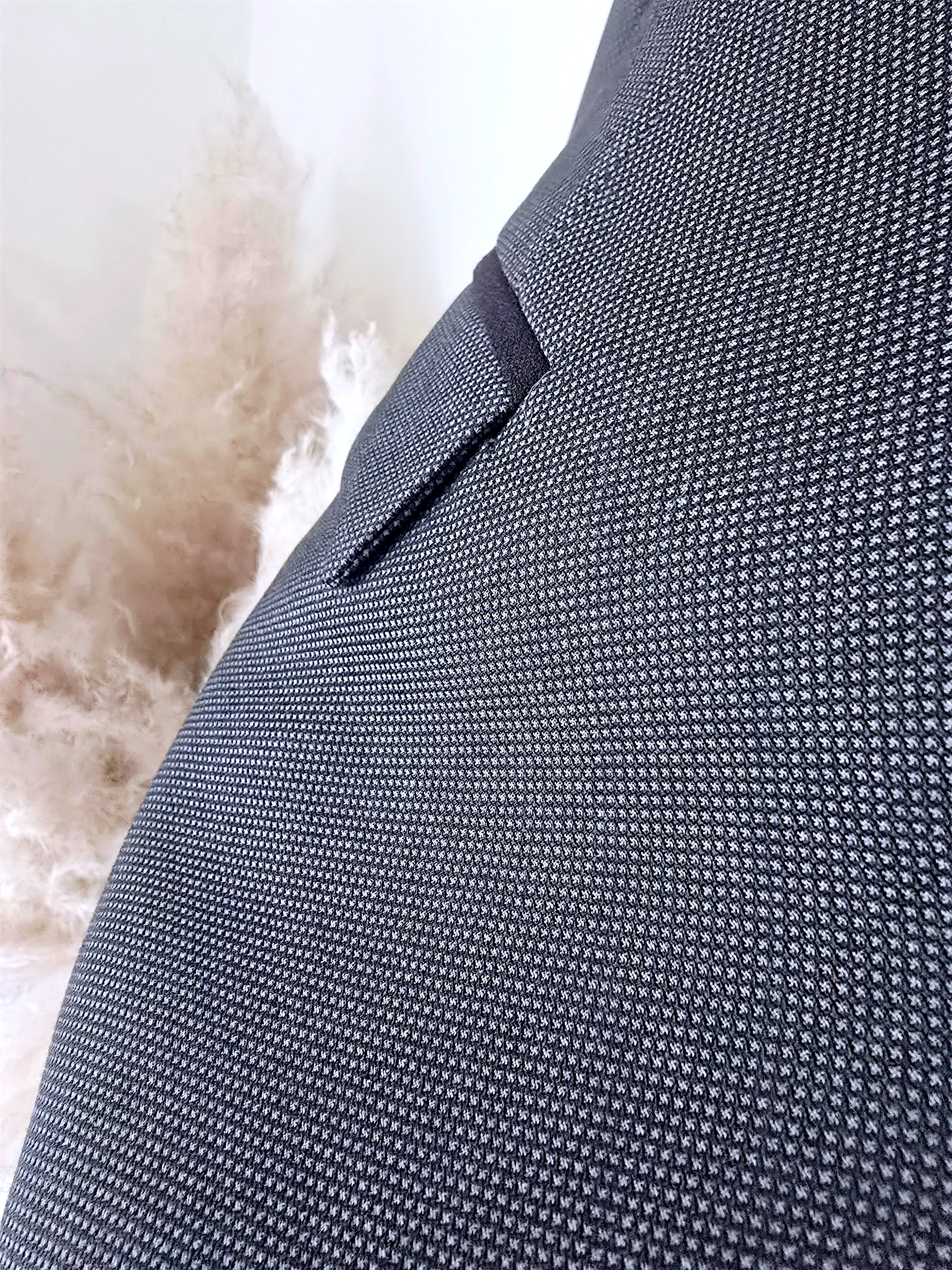 Veste rock-chic avec broche pins