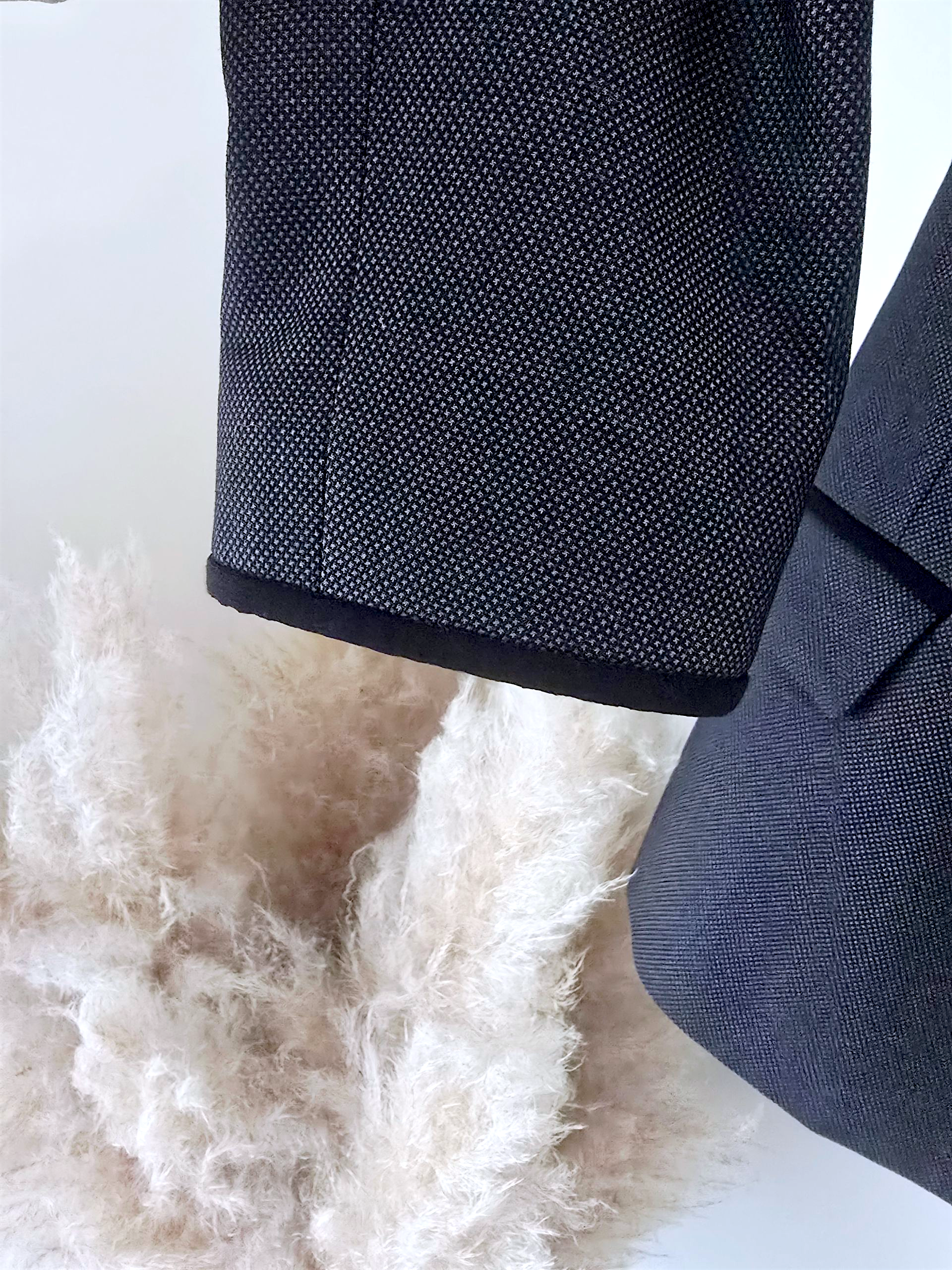 Veste rock-chic avec broche pins