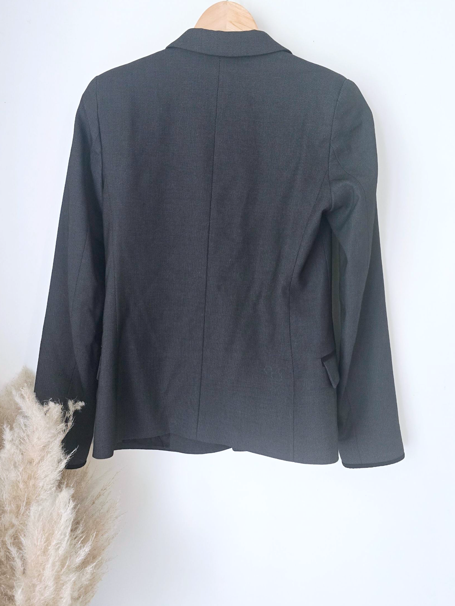 Veste rock-chic avec broche pins