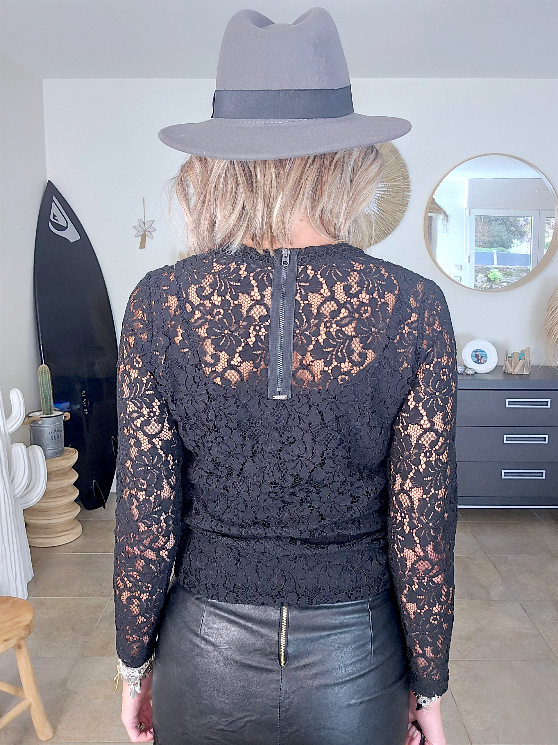Haut noir en dentelle