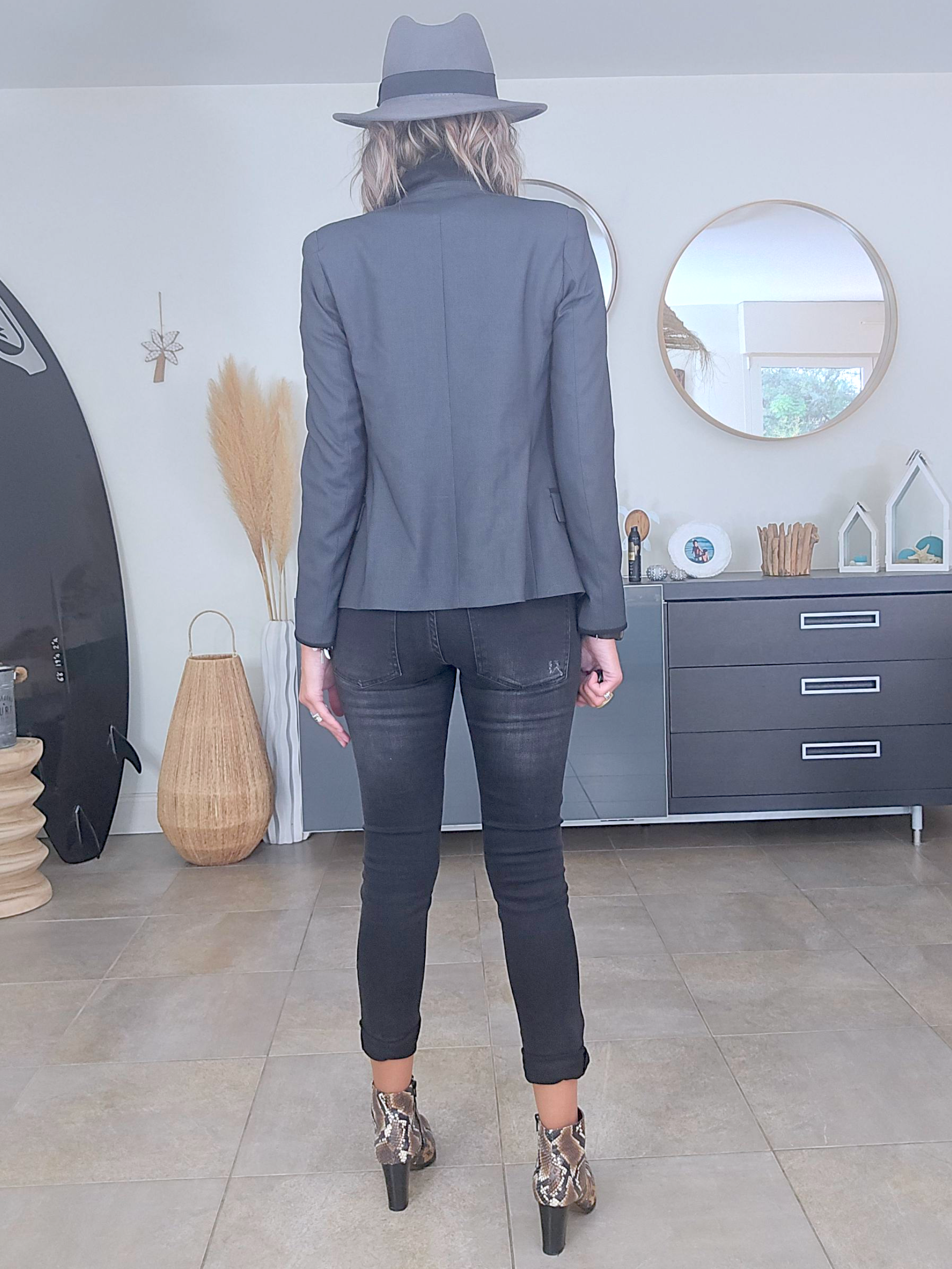 Veste rock-chic avec broche pins