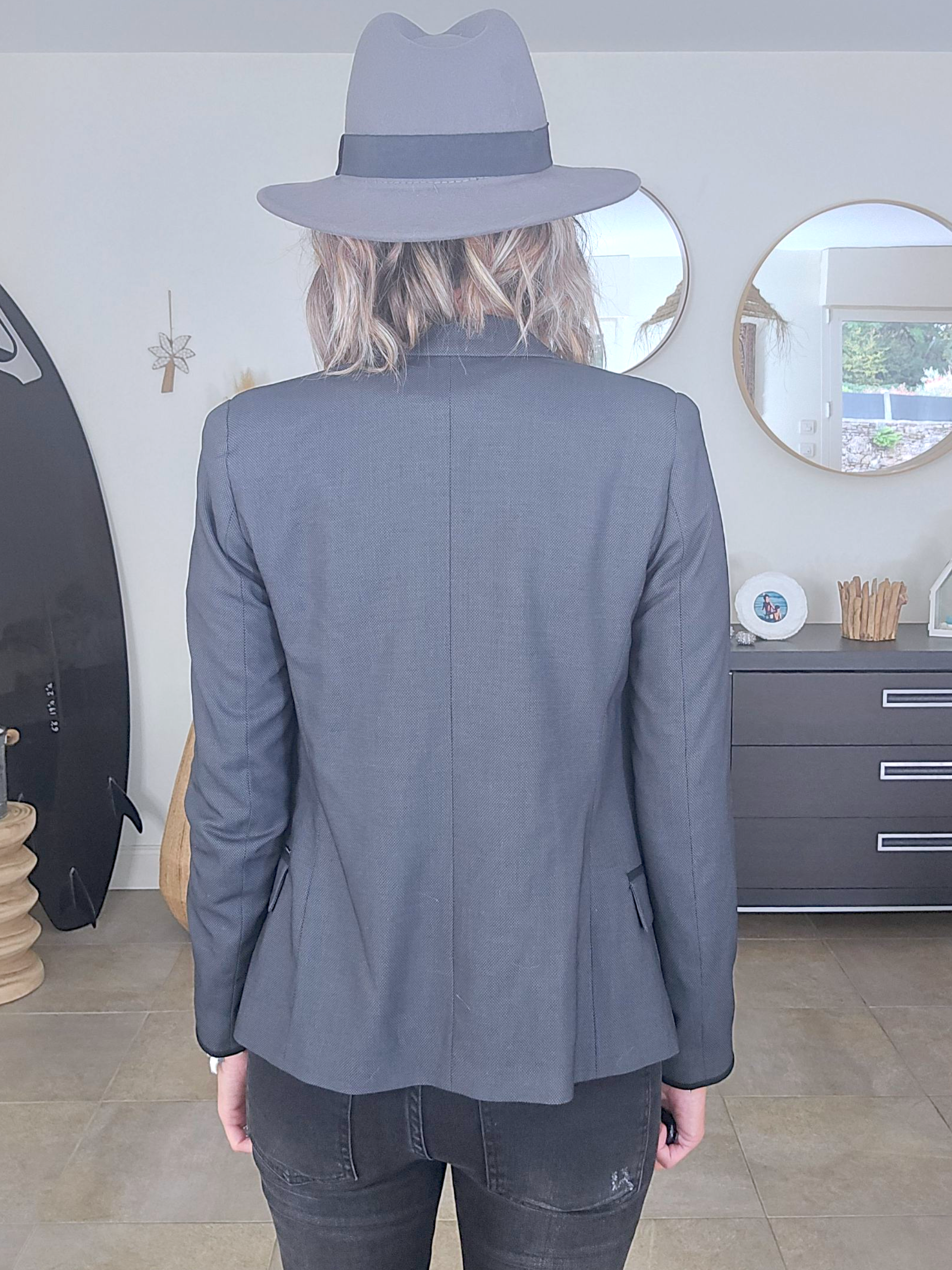 Veste rock-chic avec broche pins