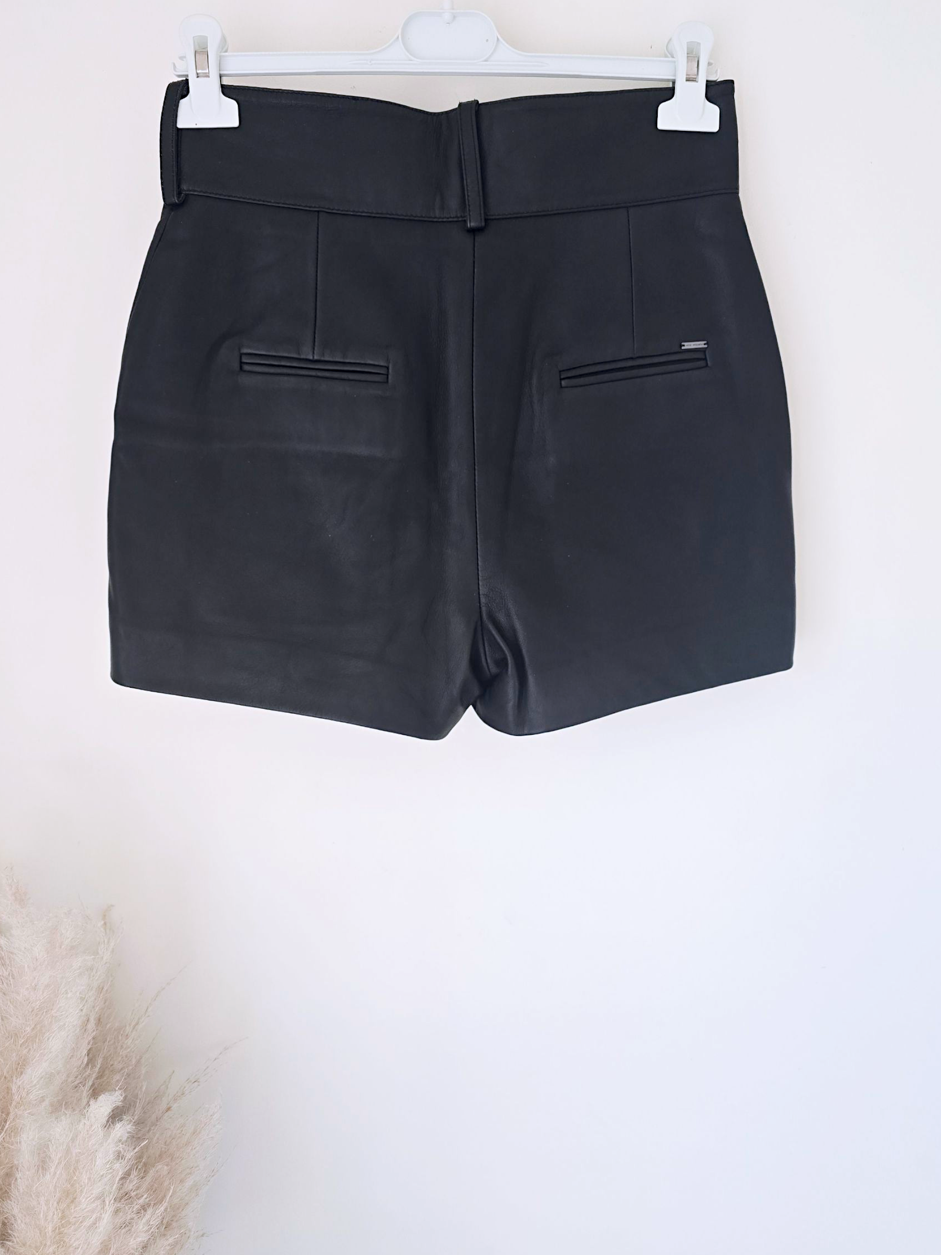 Short taille haute en cuir noir
