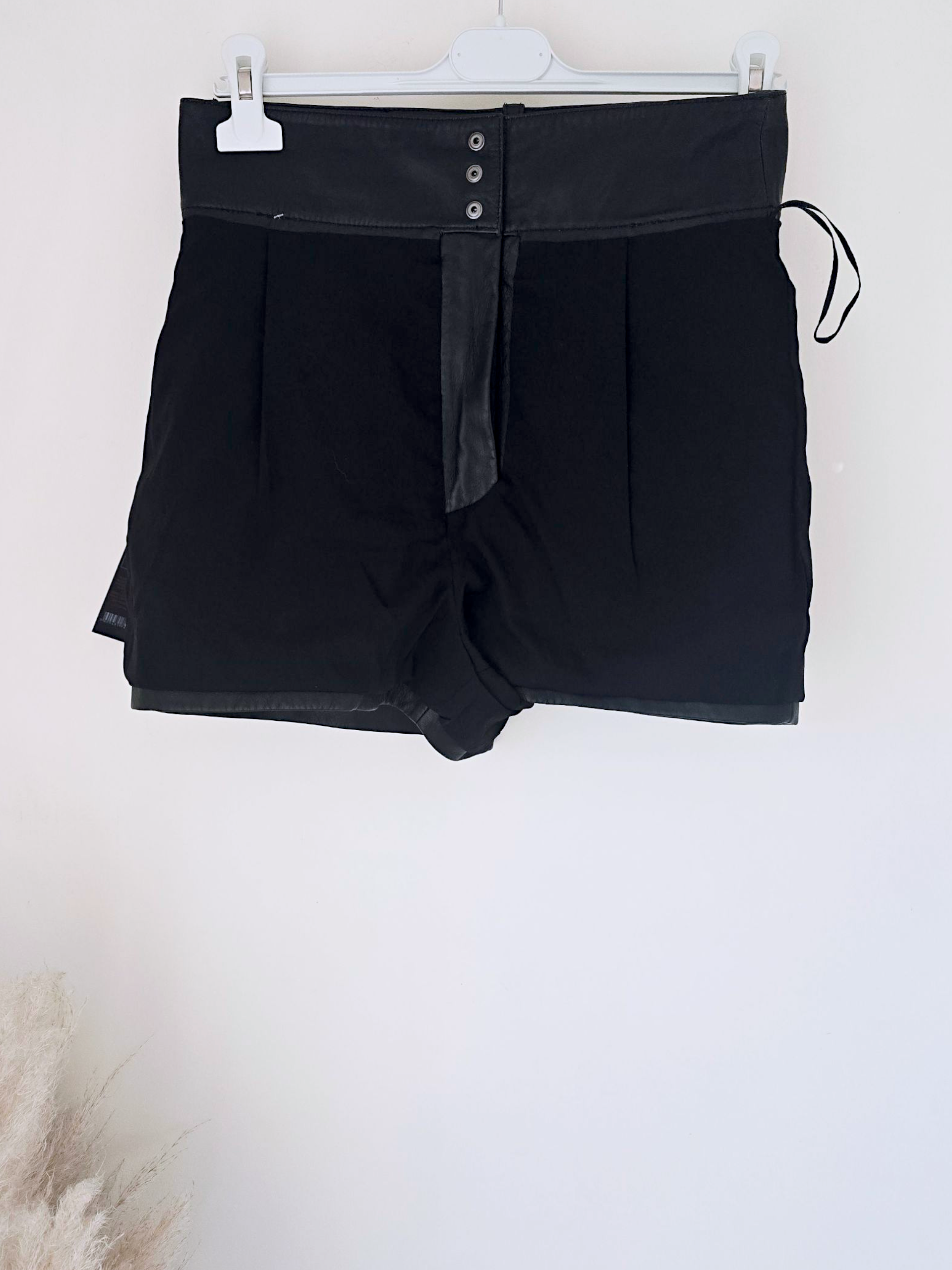 Short taille haute en cuir noir