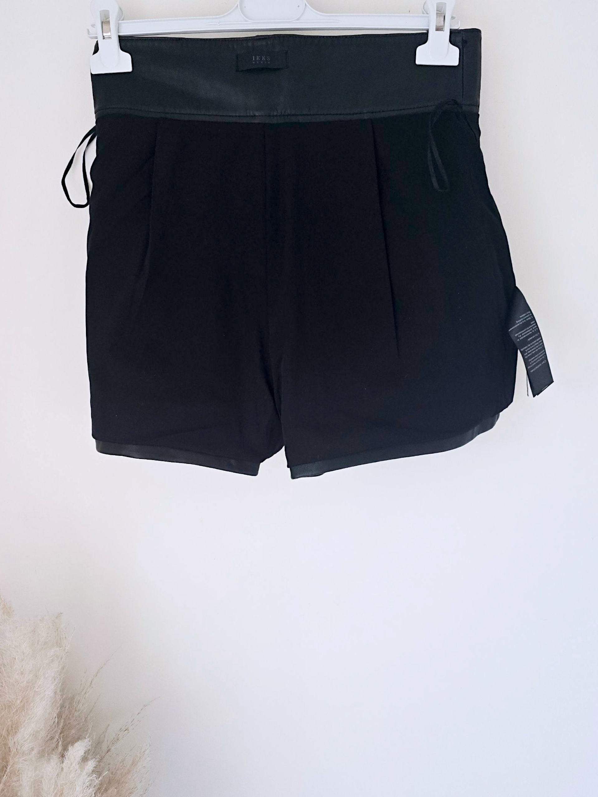 Short taille haute en cuir noir
