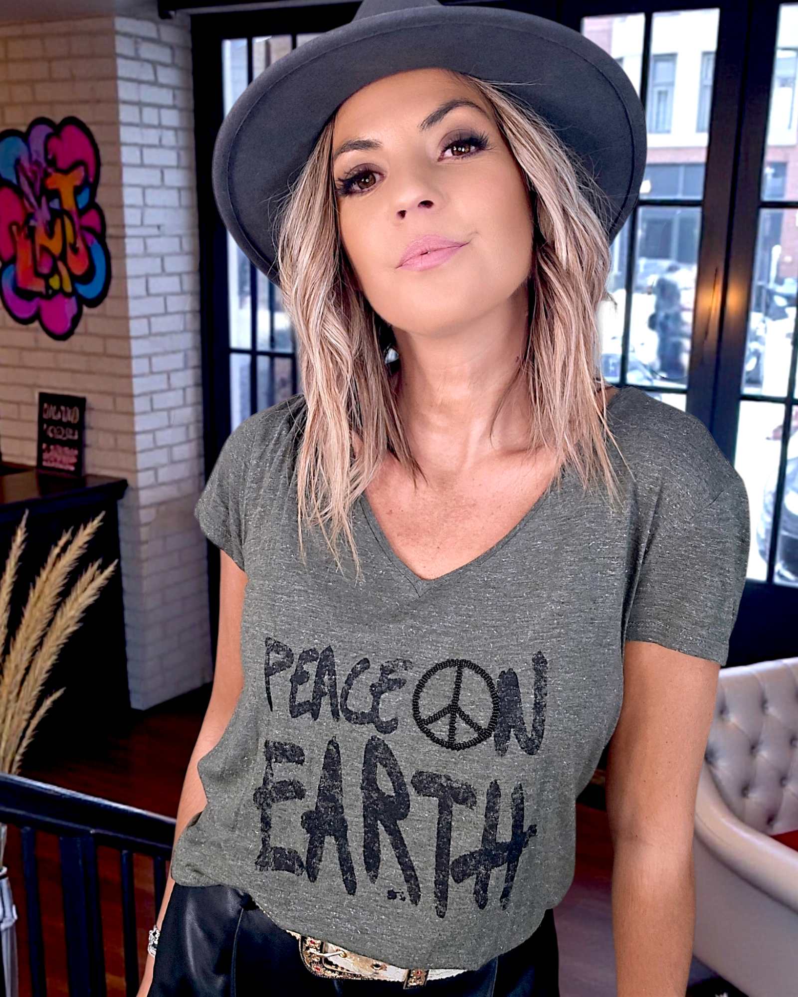 T-shirt kaki peace n'love à perles