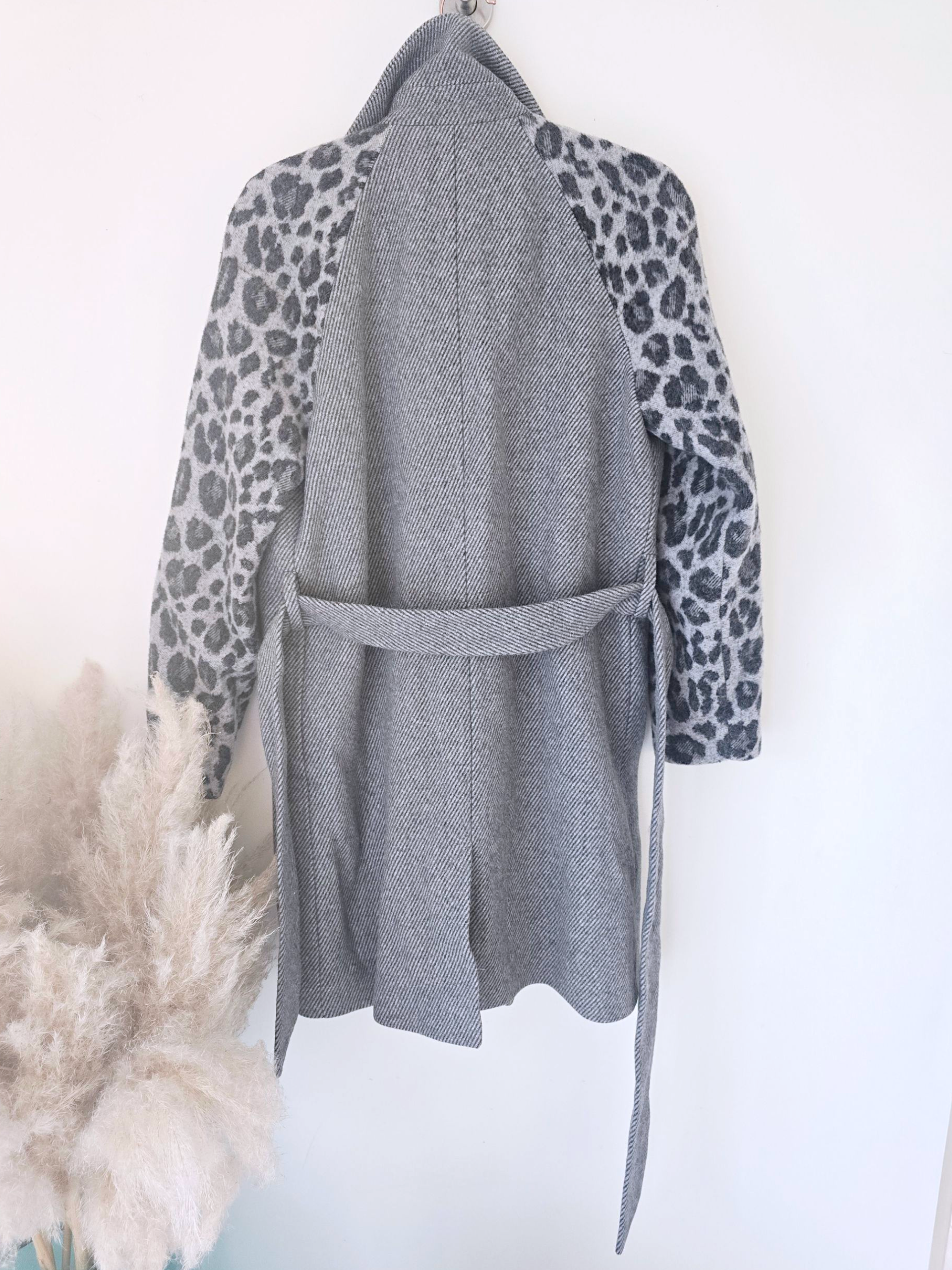 Manteau chevron et léopard gris