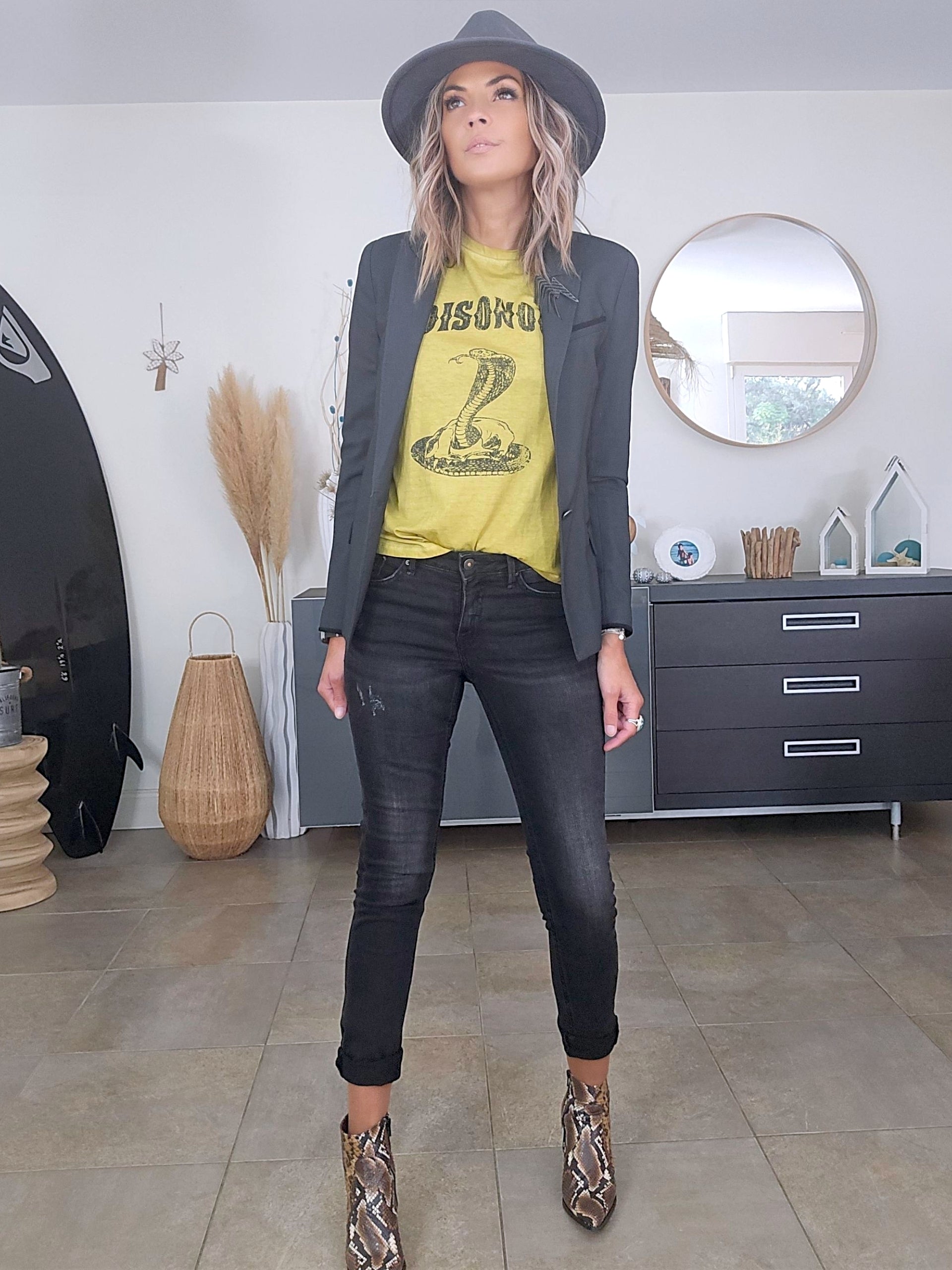 Veste rock-chic avec broche pins