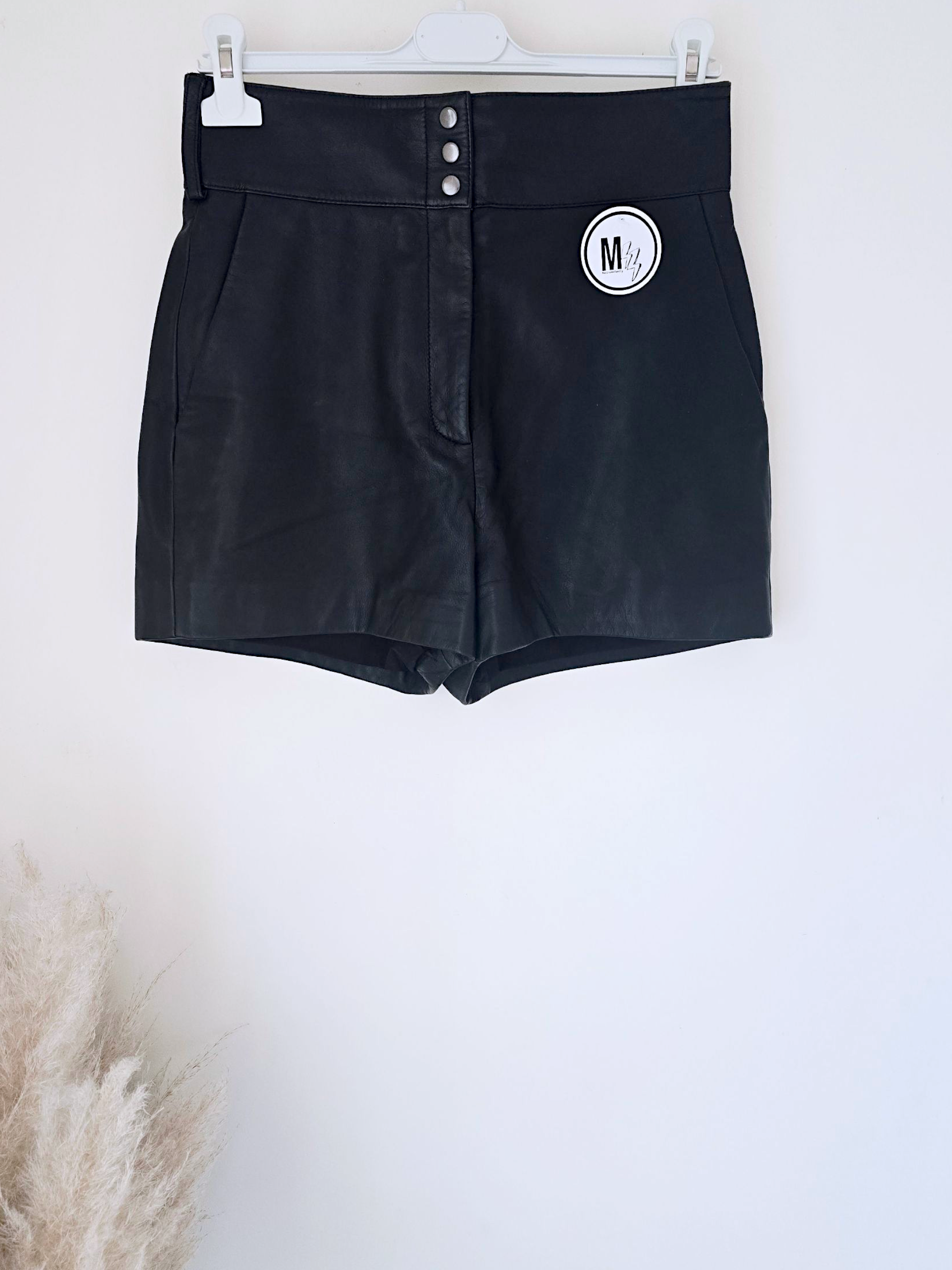 Short taille haute en cuir noir