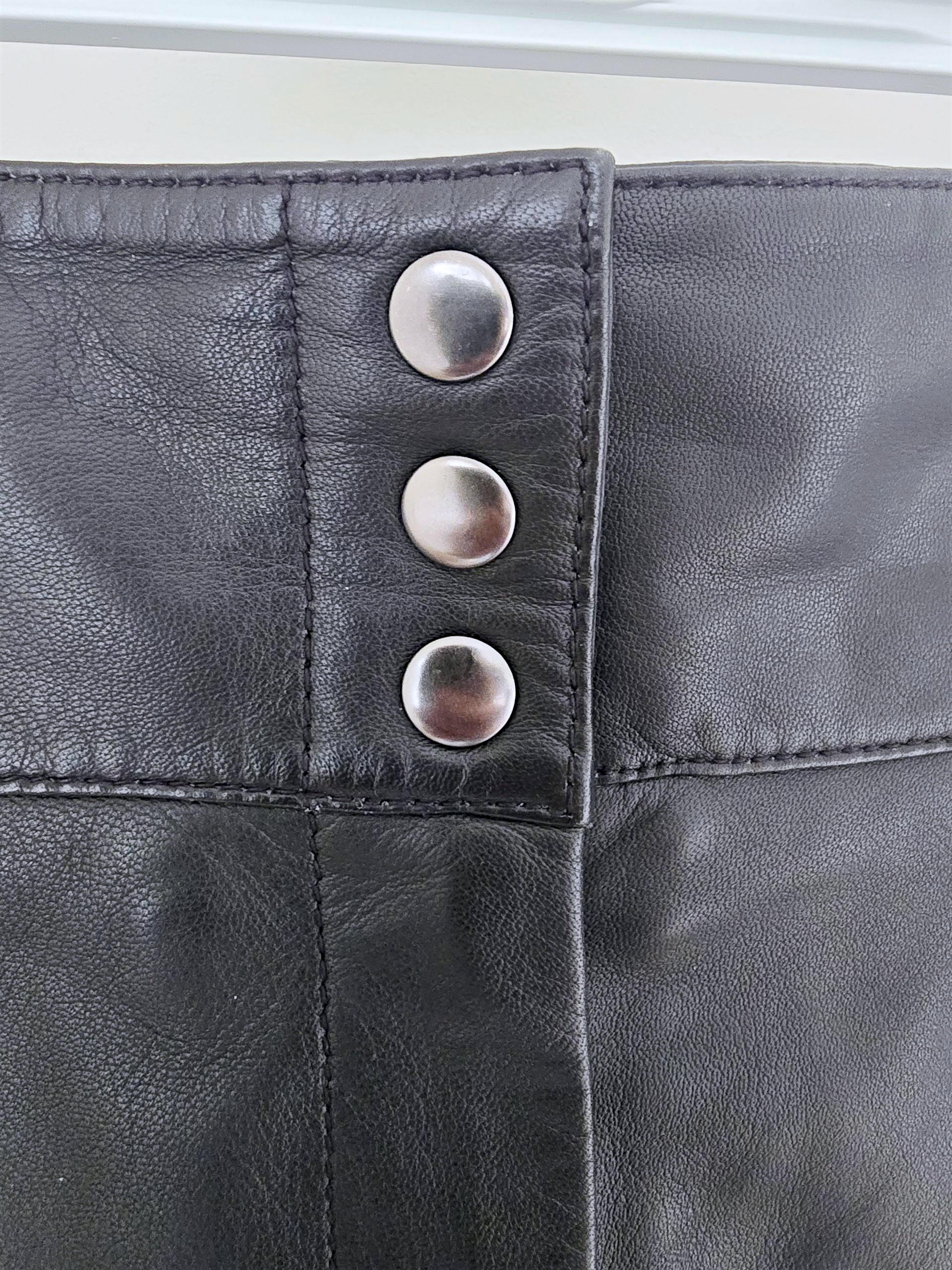 Short taille haute en cuir noir