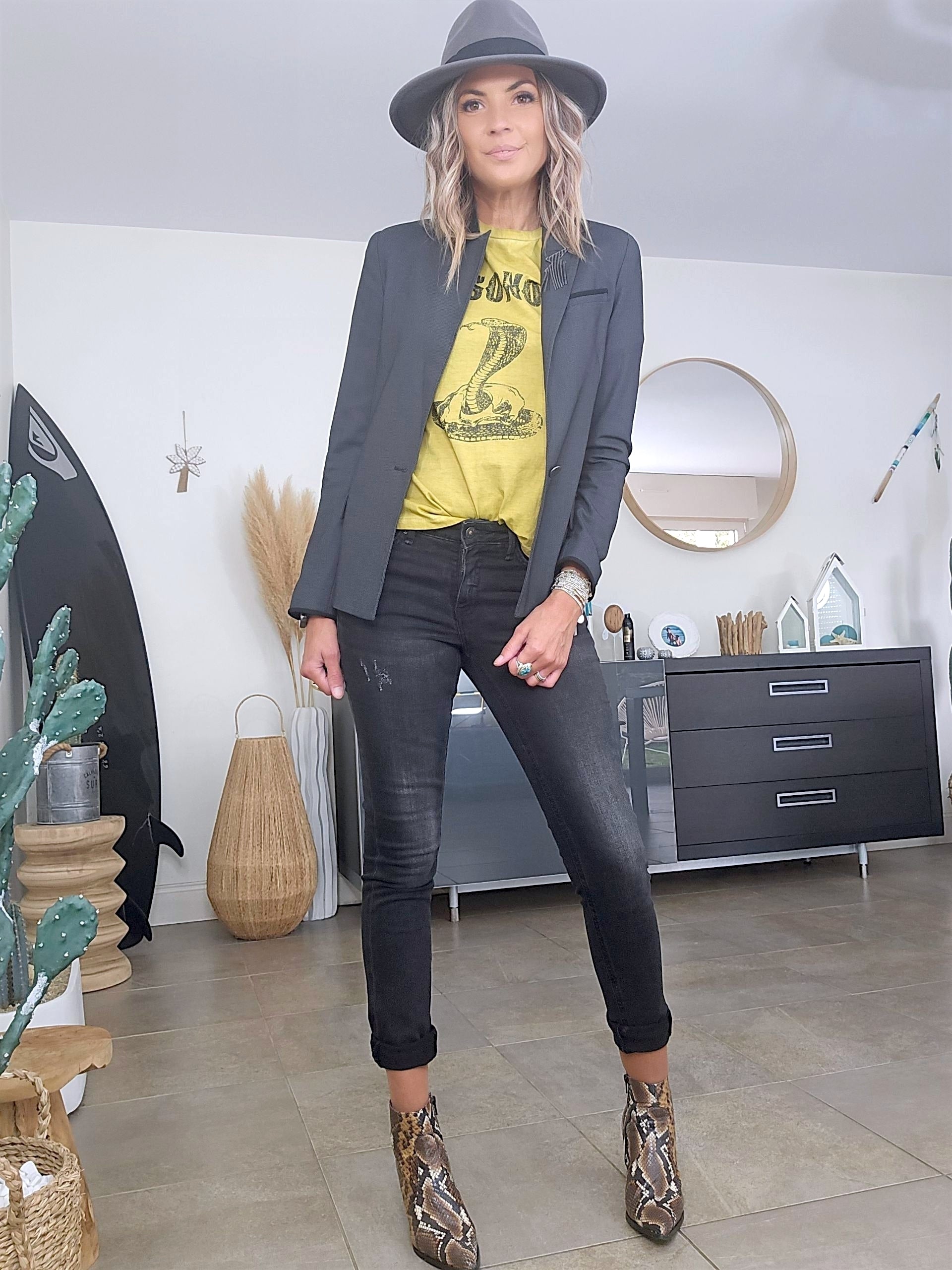 Veste rock-chic avec broche pins