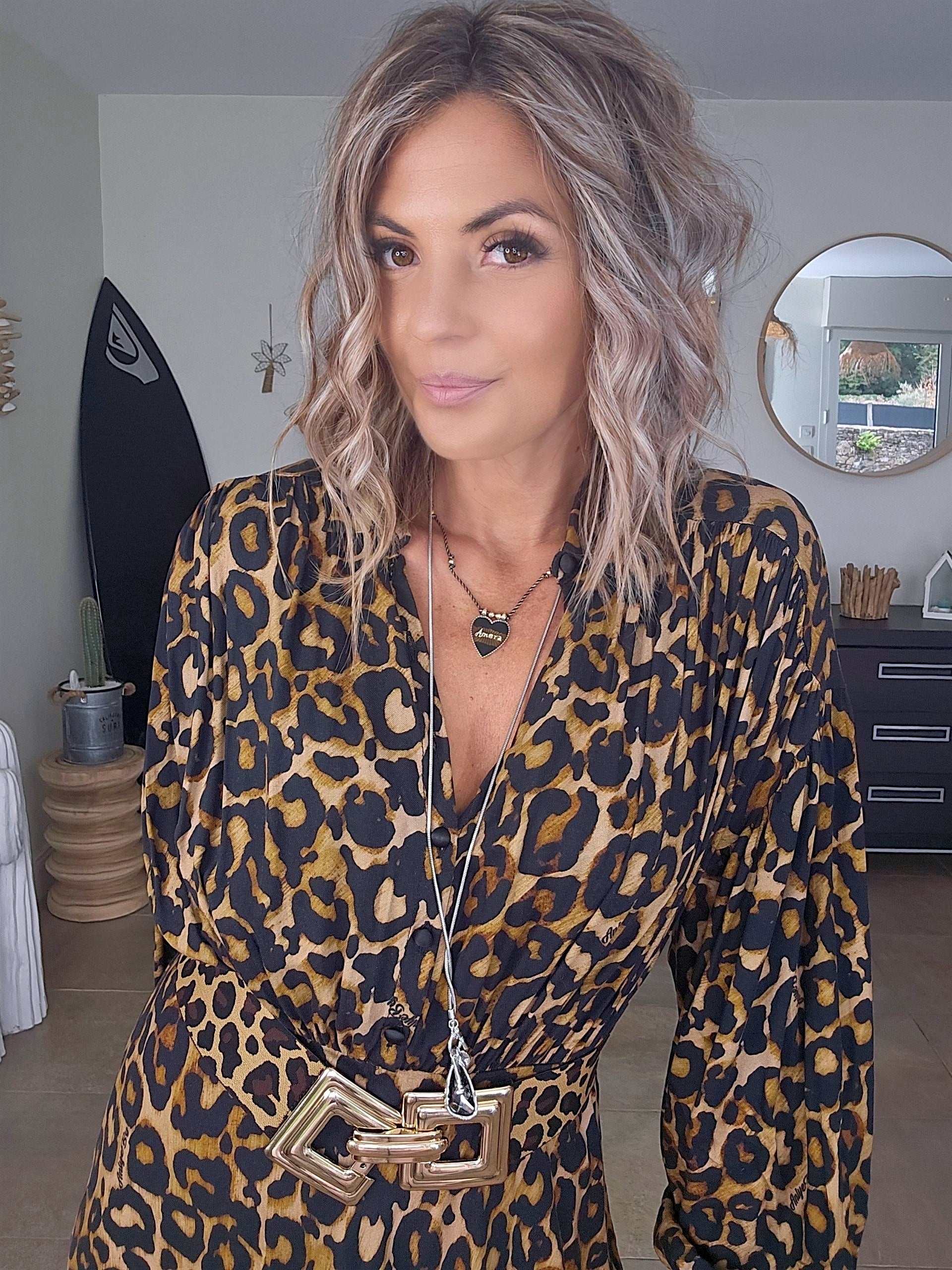 Robe léopard avec ceinture