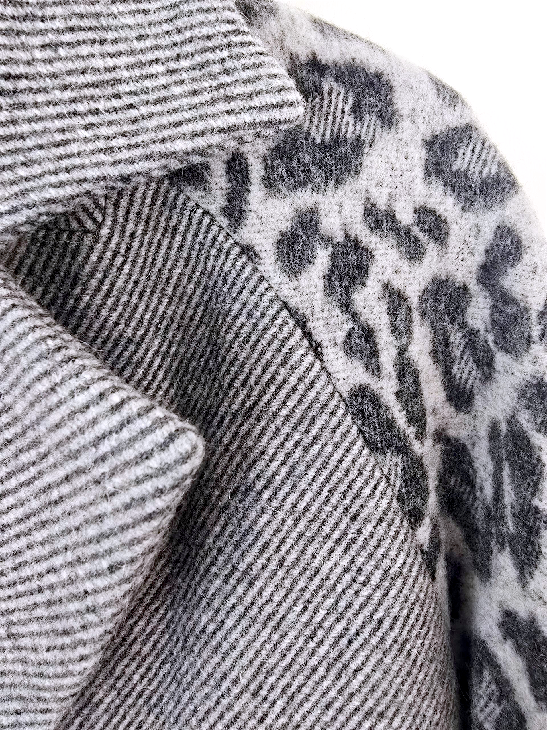 Manteau chevron et léopard gris