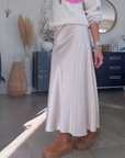 Jupe beige satinée