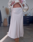 Jupe beige satinée