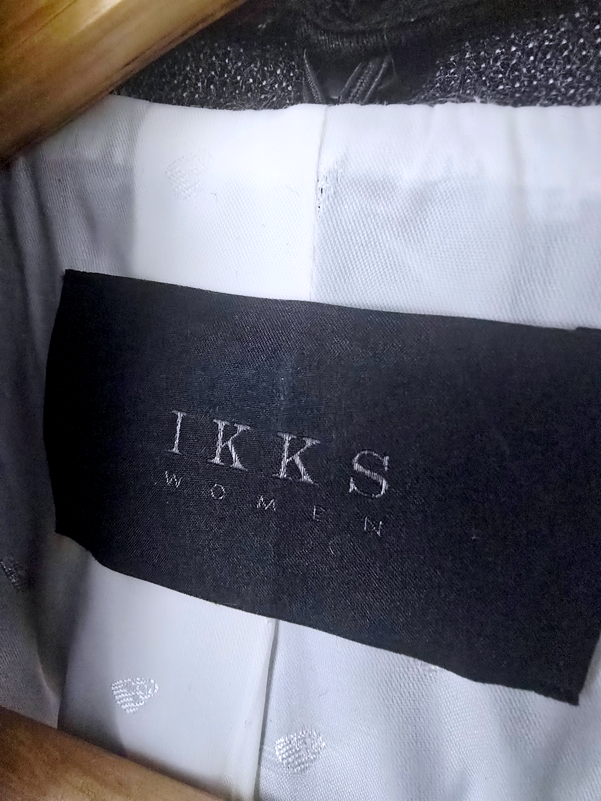 Veste noire et grise à capuche