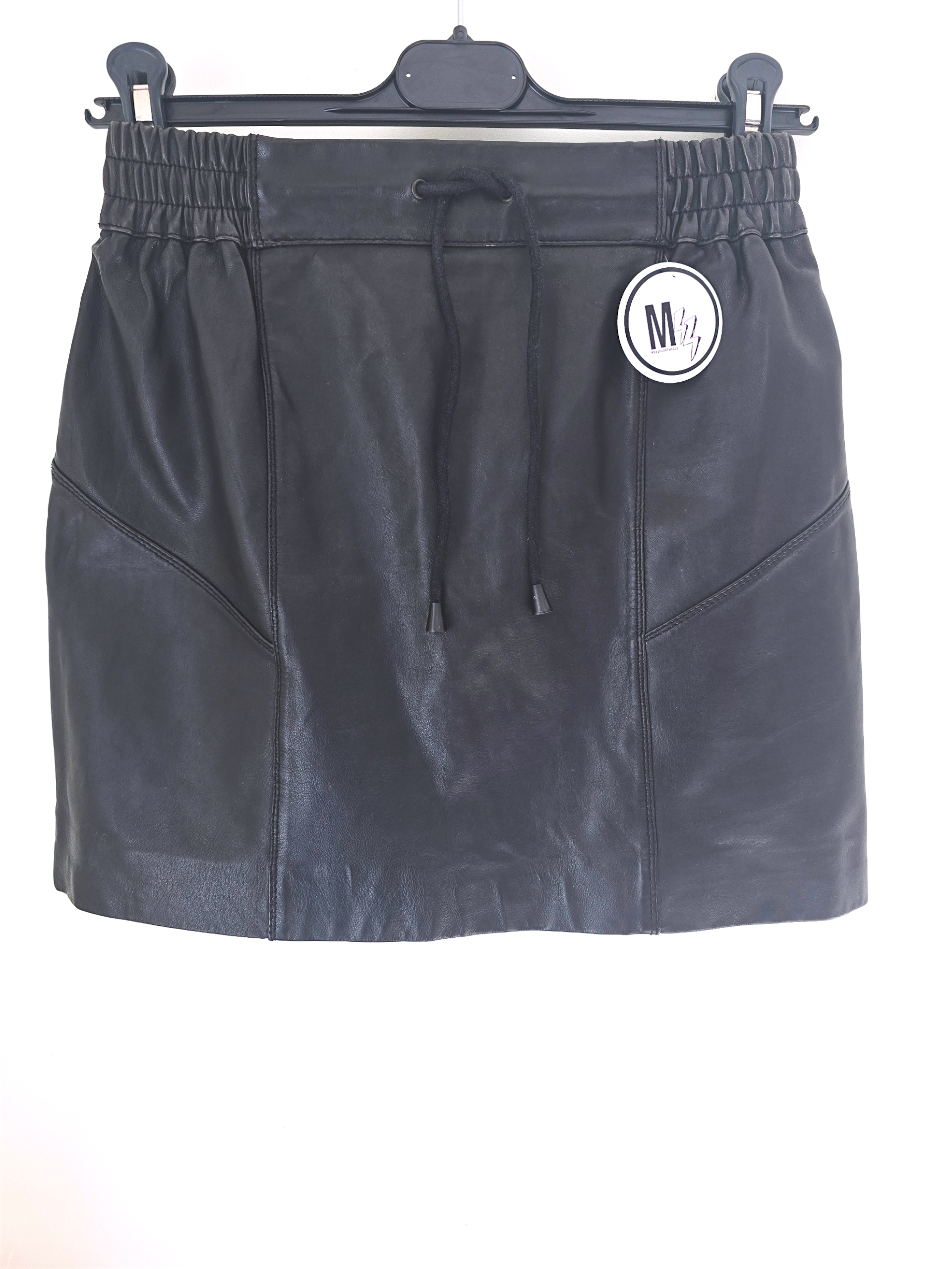 Jupe noire 100% cuir agneau.