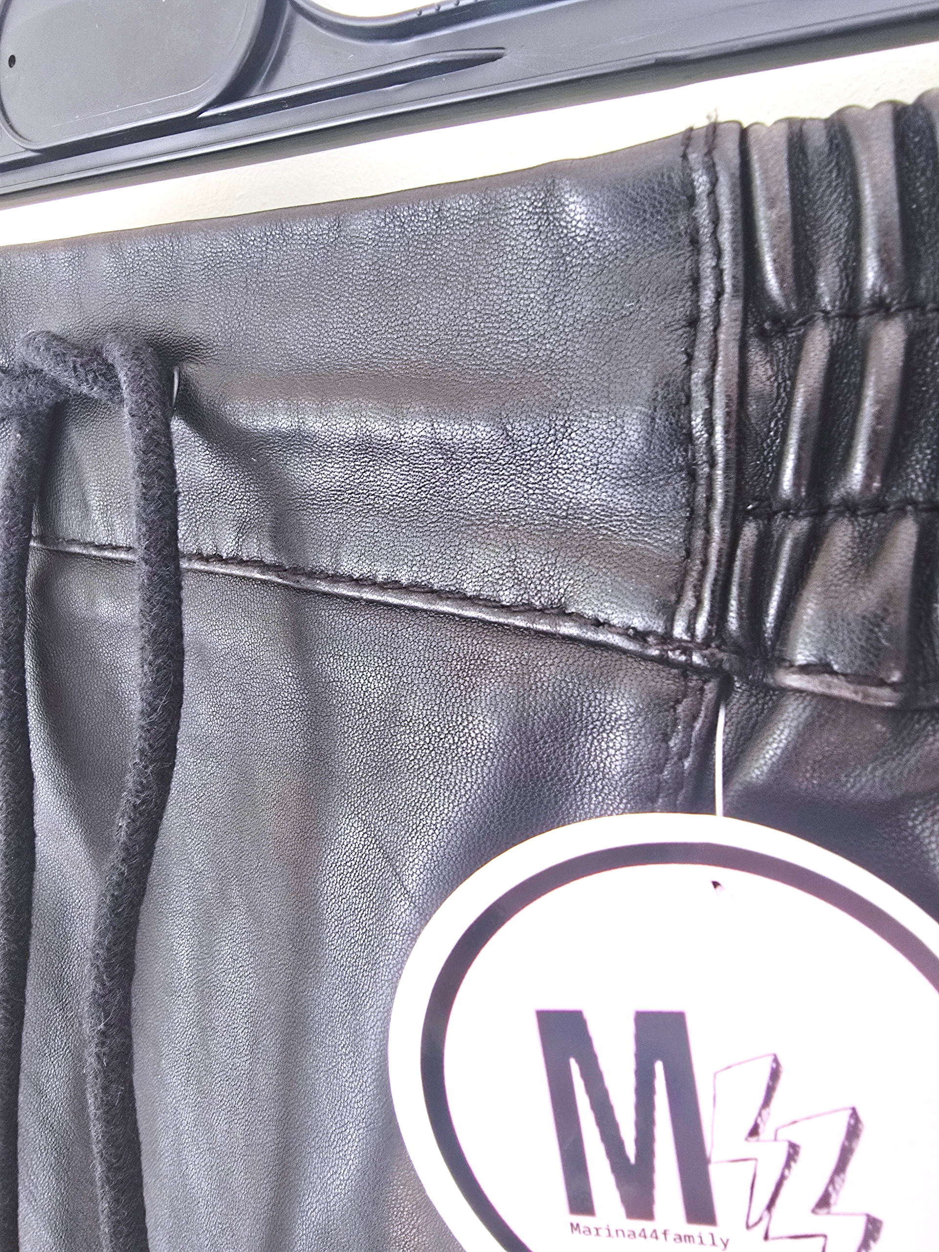 Jupe noire 100% cuir agneau.