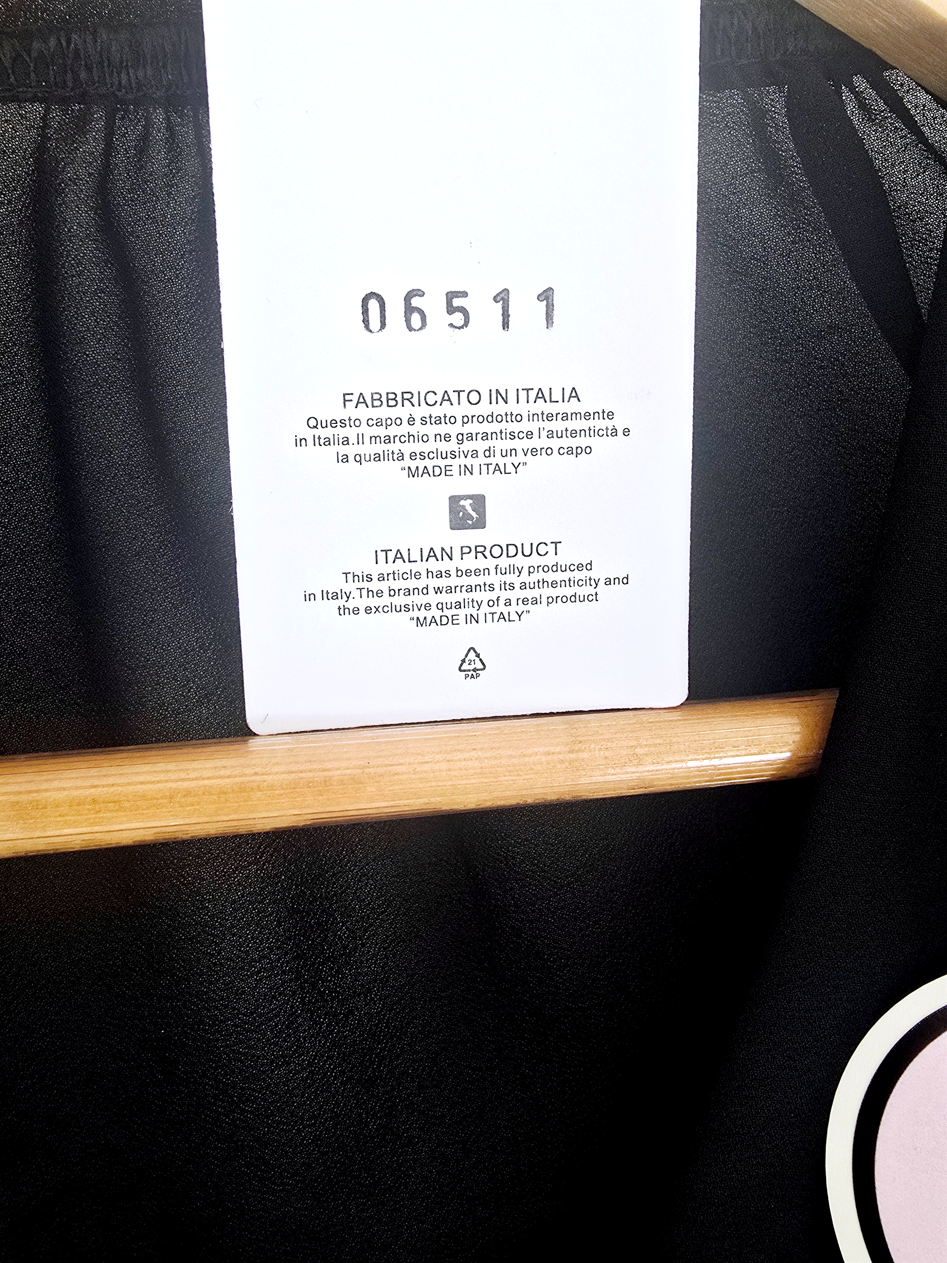 Chemise noire à volants