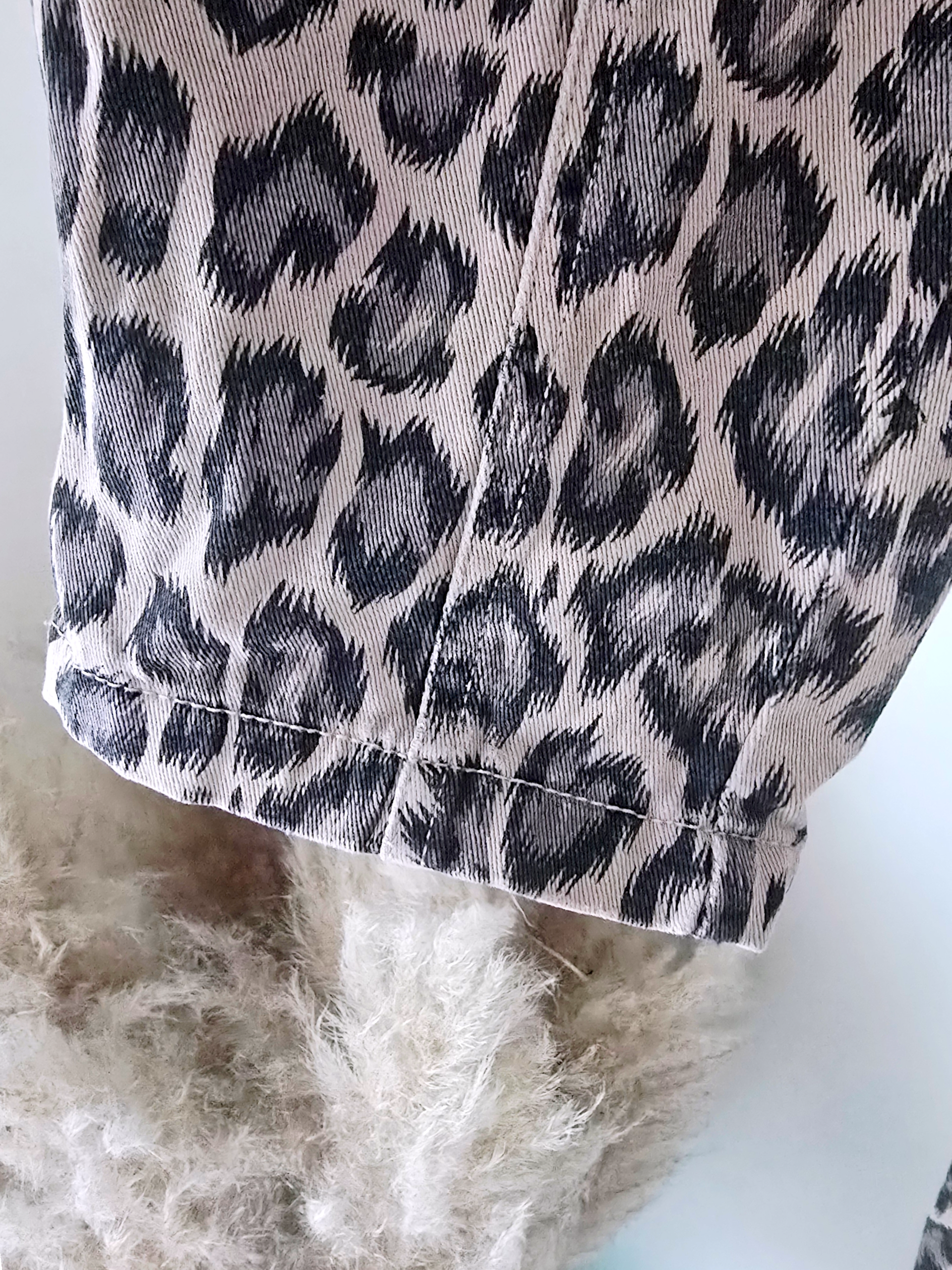 Pantalon carotte à imprimé léopard