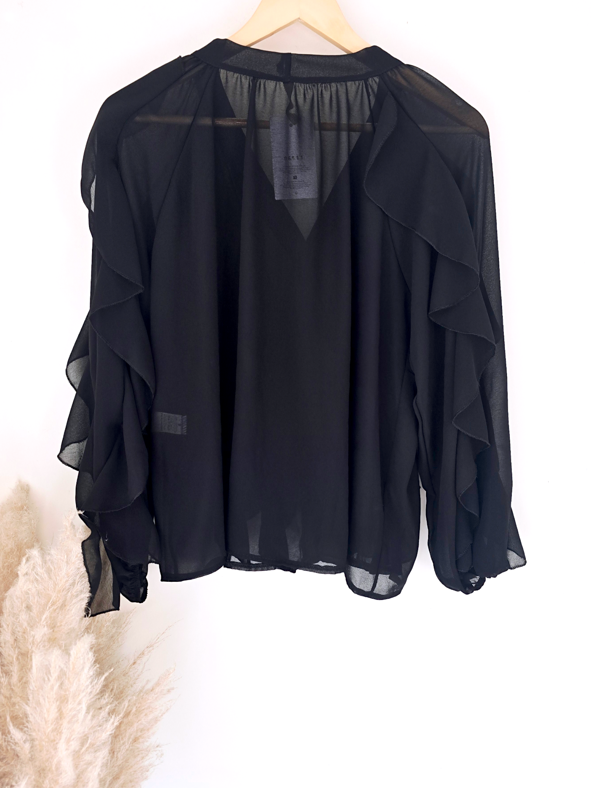 Chemise noire à volants