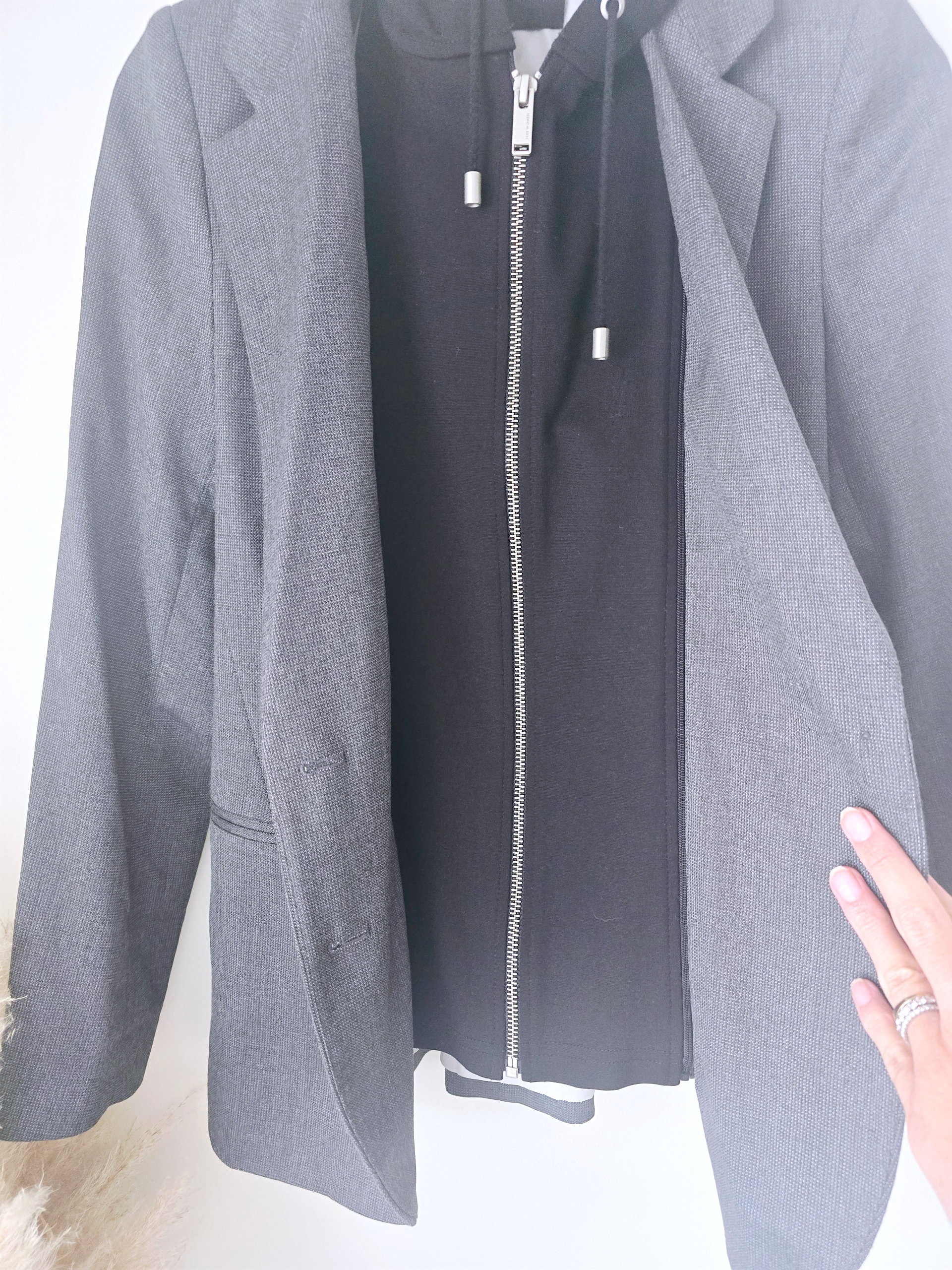 Veste noire et grise à capuche