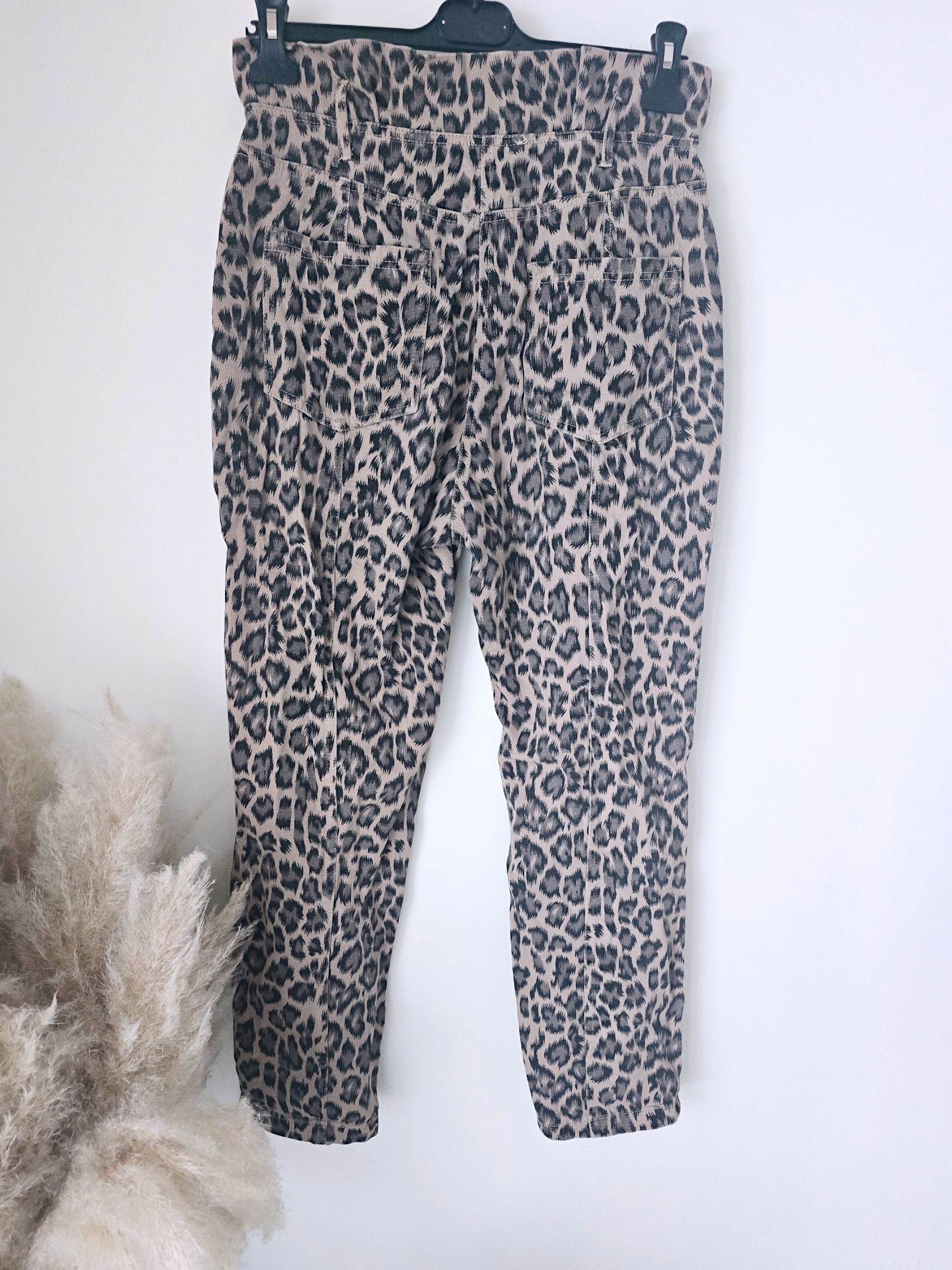 Pantalon carotte à imprimé léopard