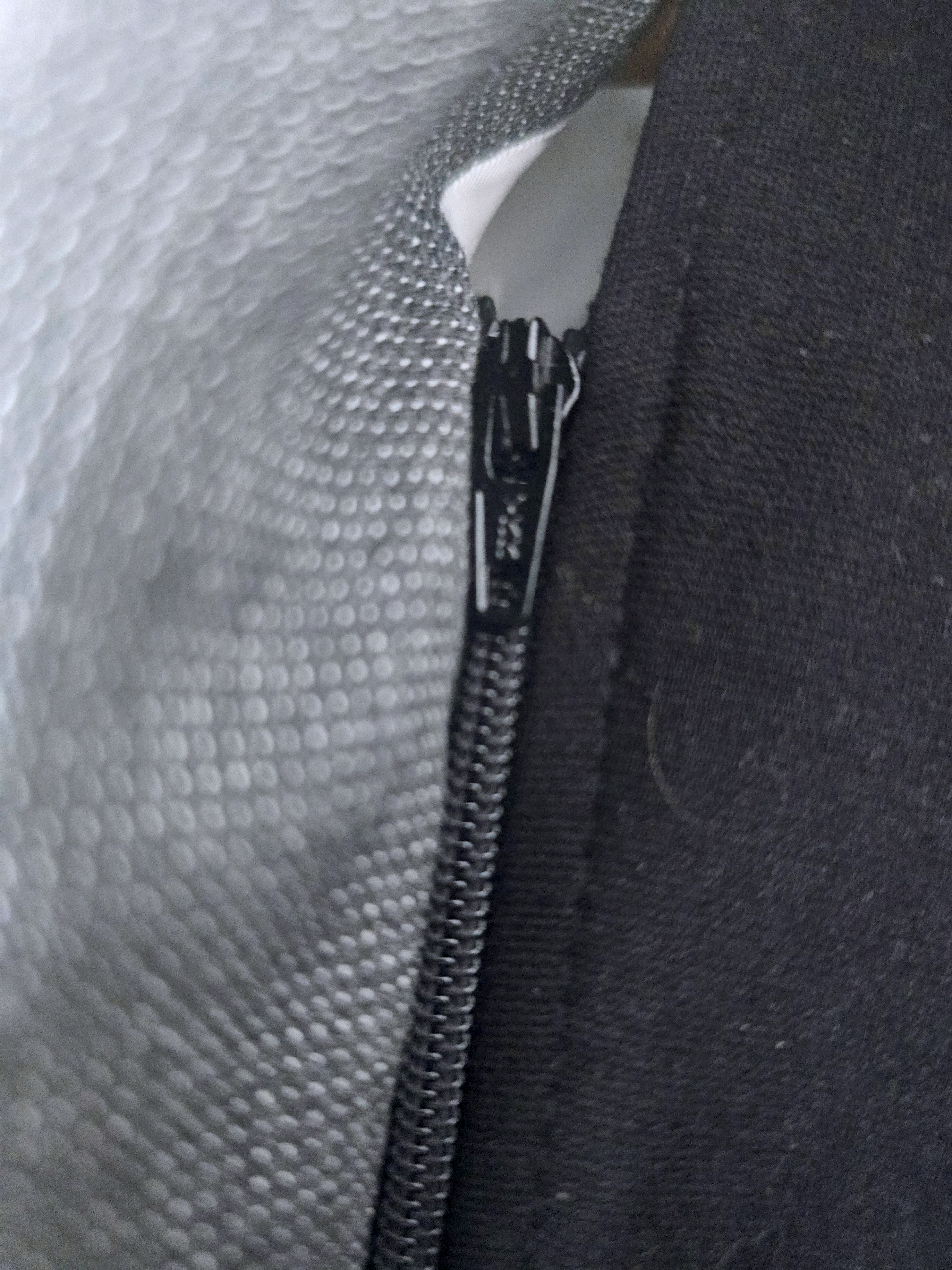 Veste noire et grise à capuche