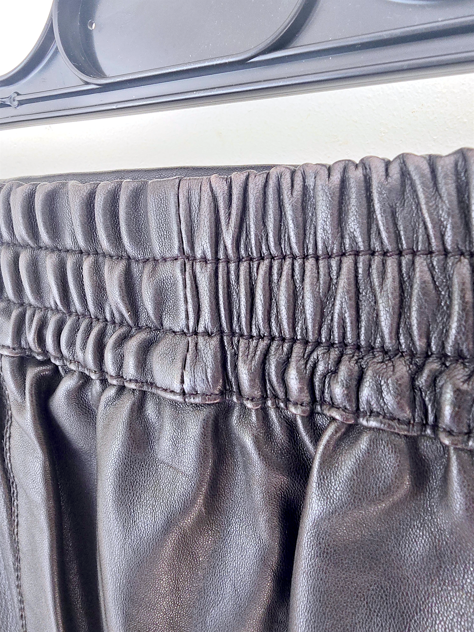 Jupe noire 100% cuir agneau.