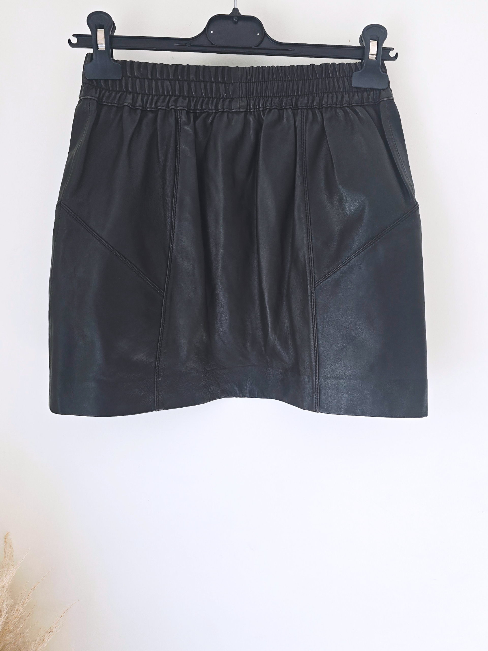 Jupe noire 100% cuir agneau.