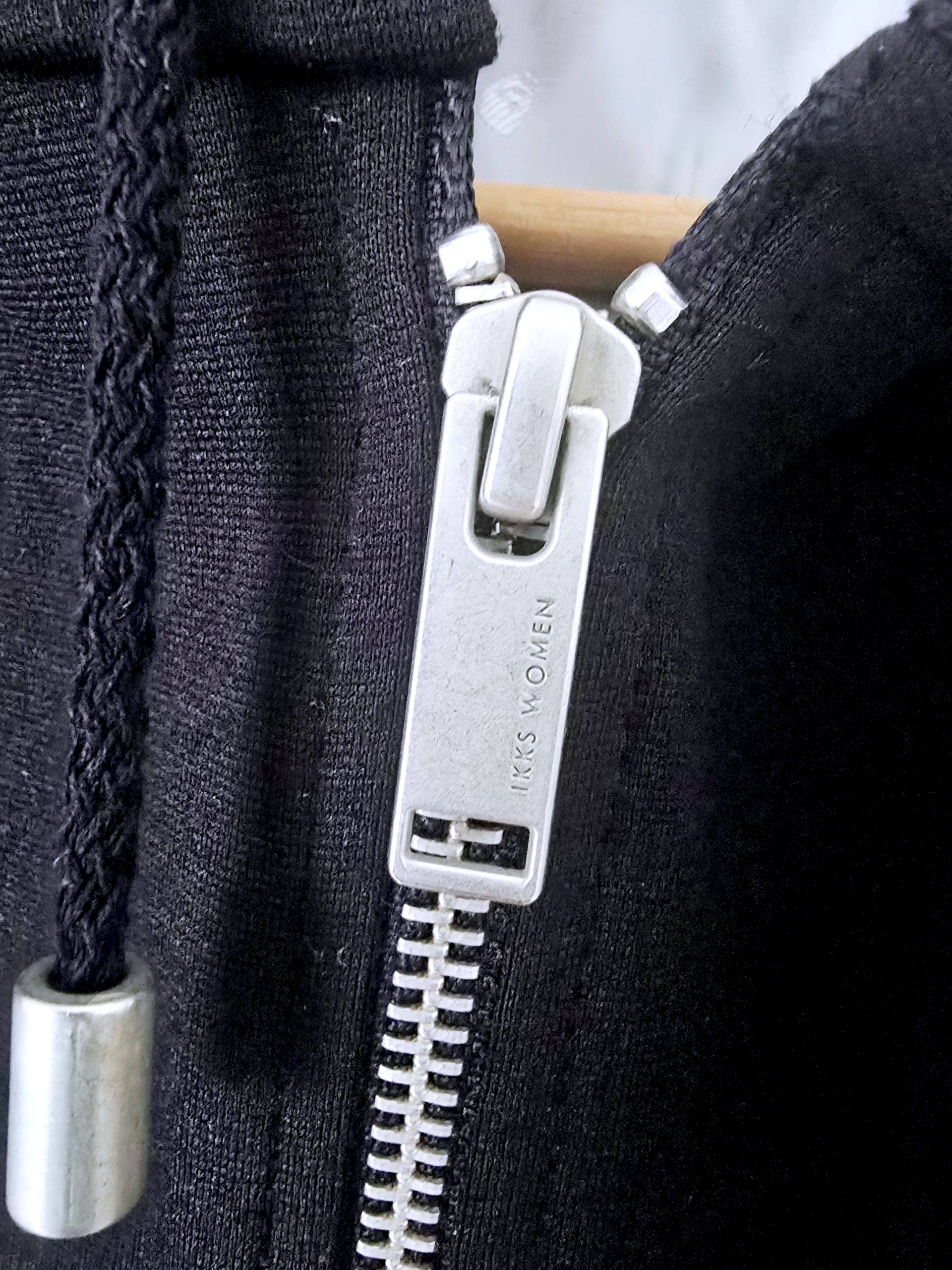 Veste noire et grise à capuche