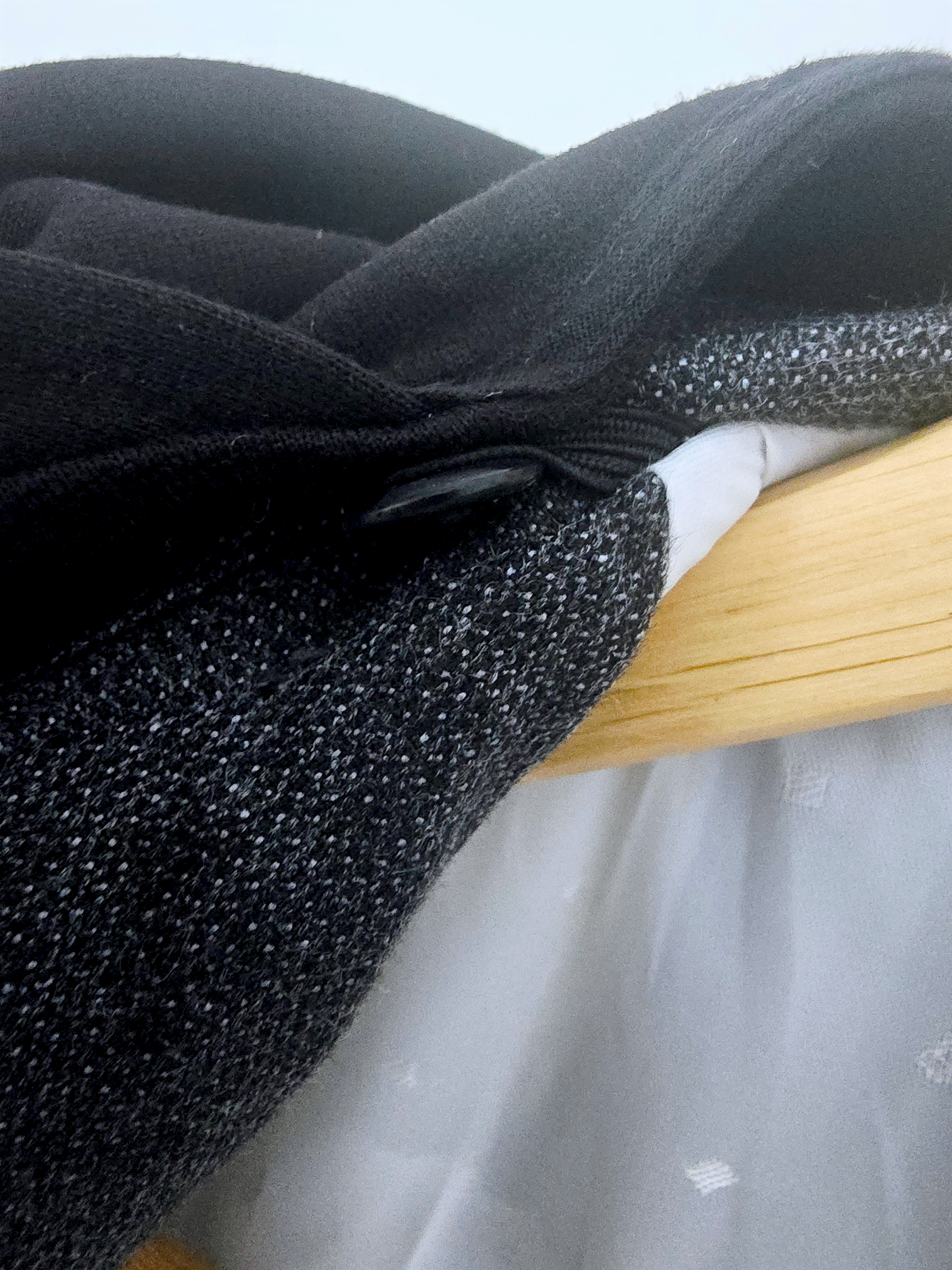 Veste noire et grise à capuche