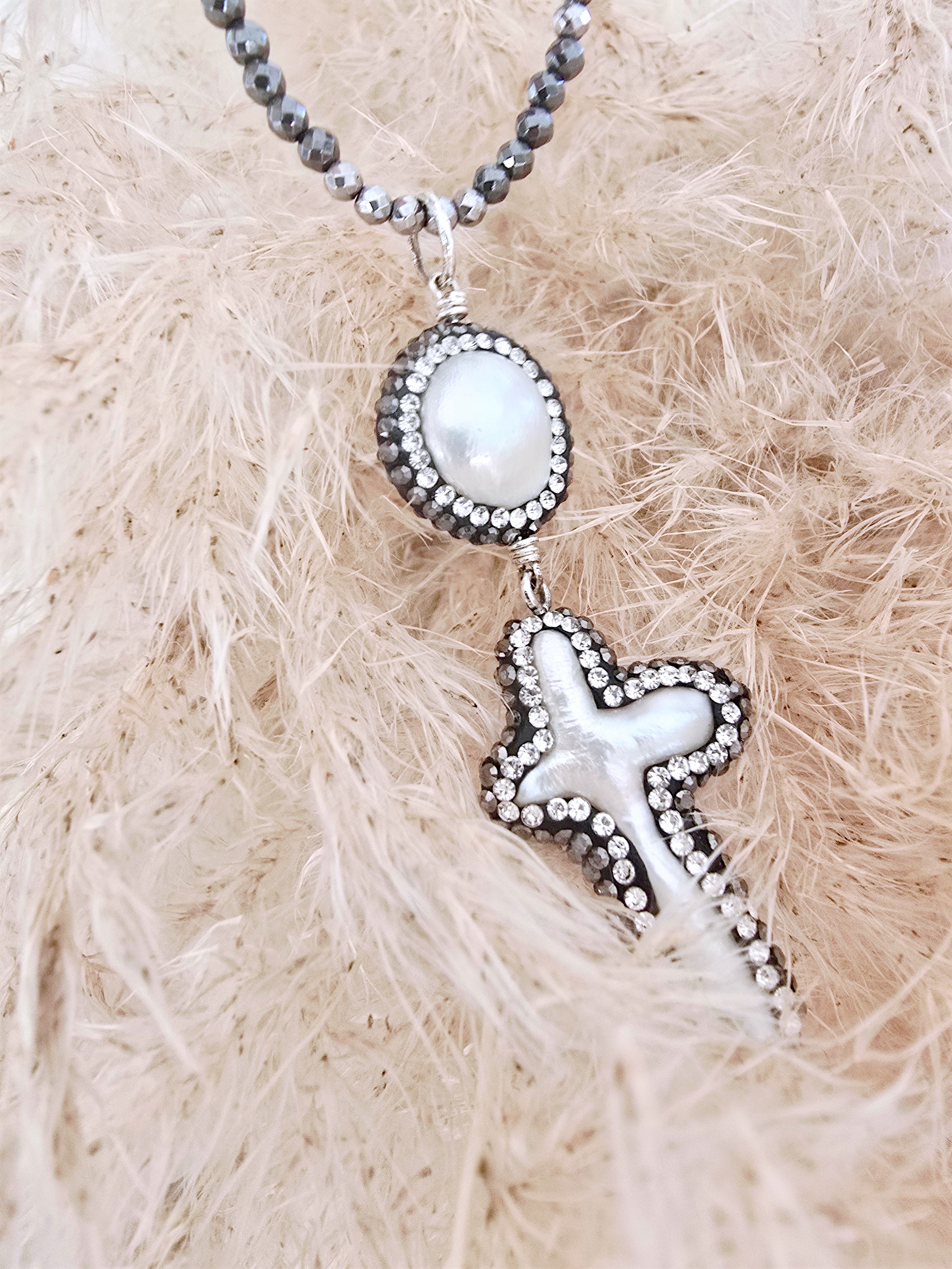 Sautoir argenté perles et pendentif croix