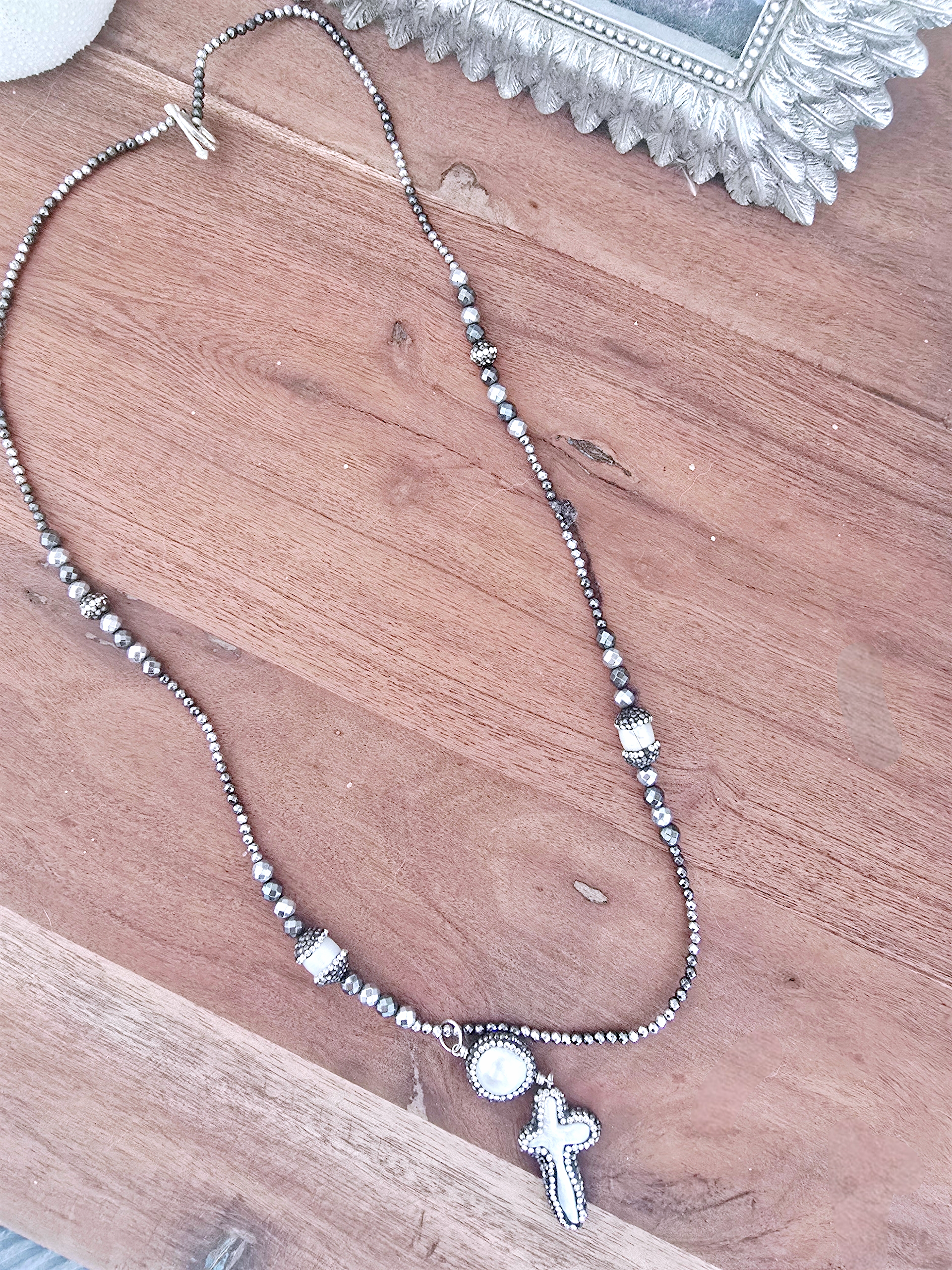 Sautoir argenté perles et pendentif croix