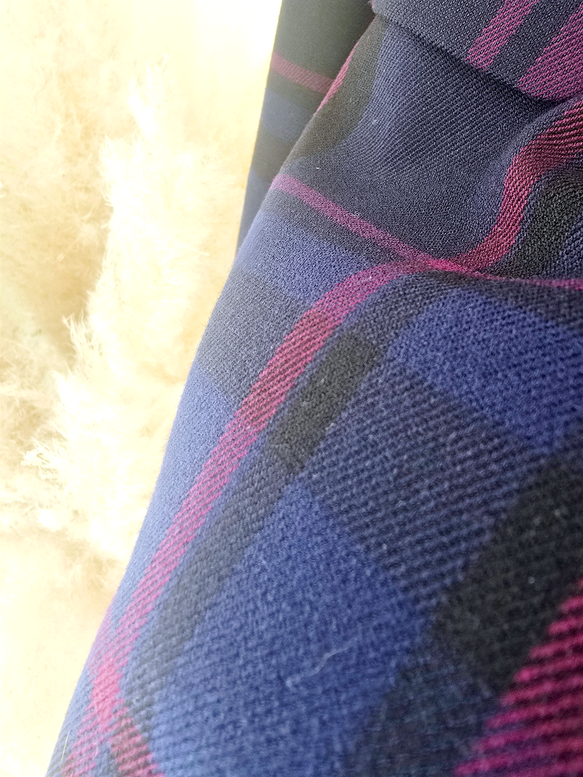 Veste cintrée bleu marine à imprimé à carreaux violet