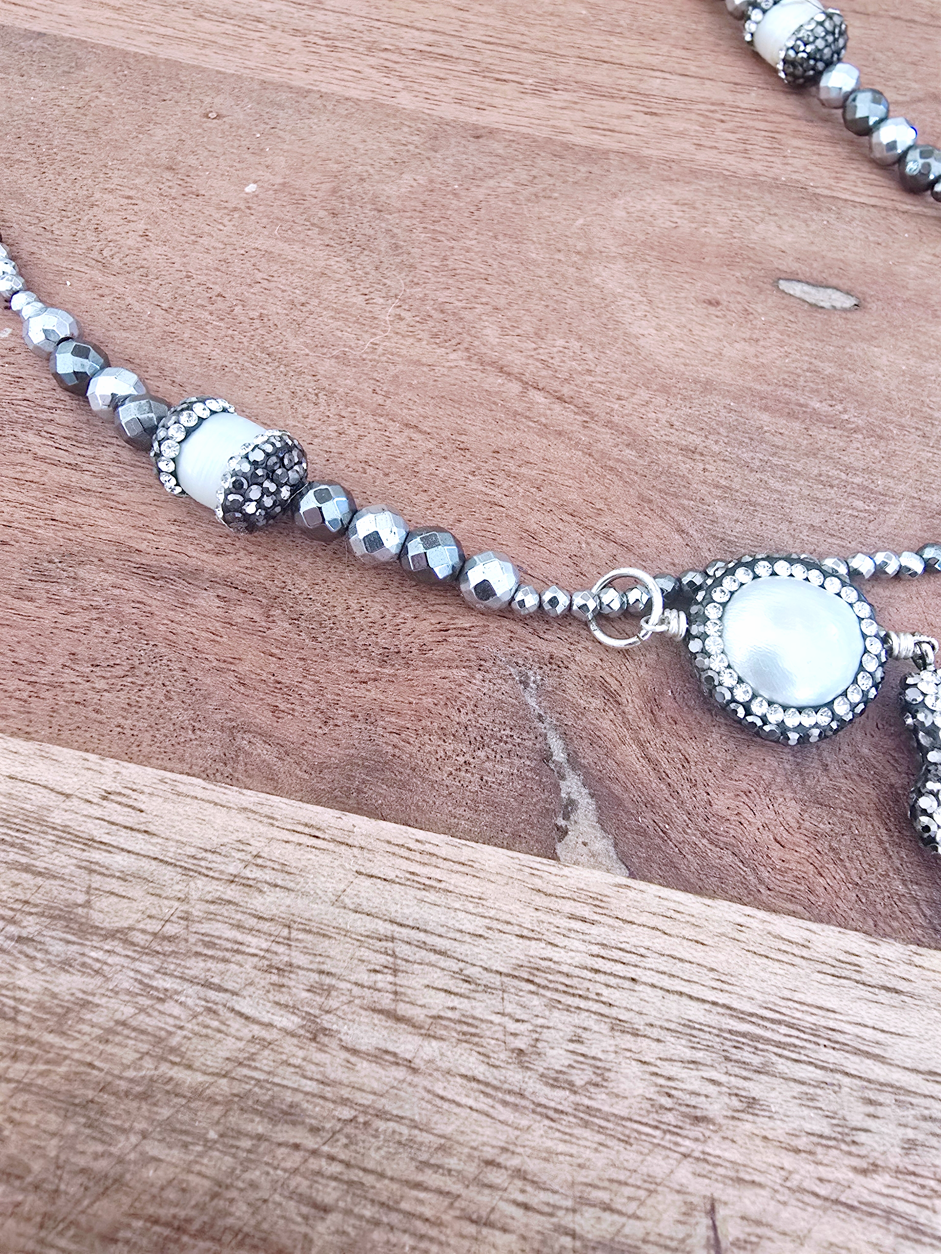 Sautoir argenté perles et pendentif croix