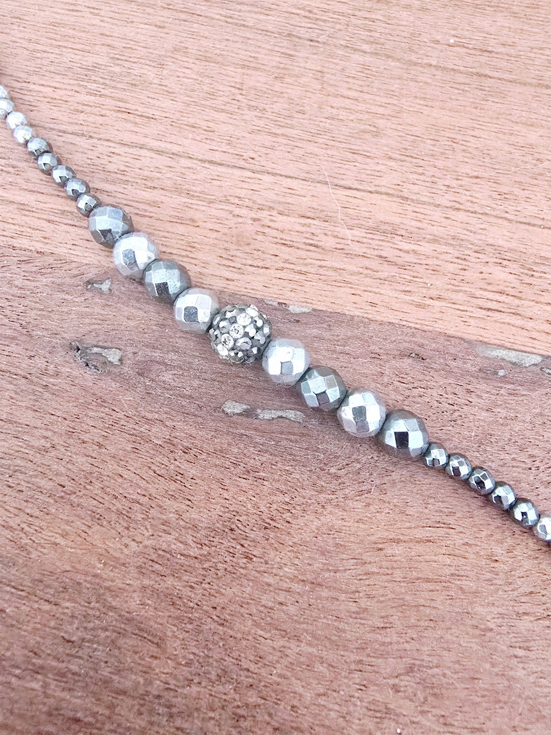 Sautoir argenté perles et pendentif croix