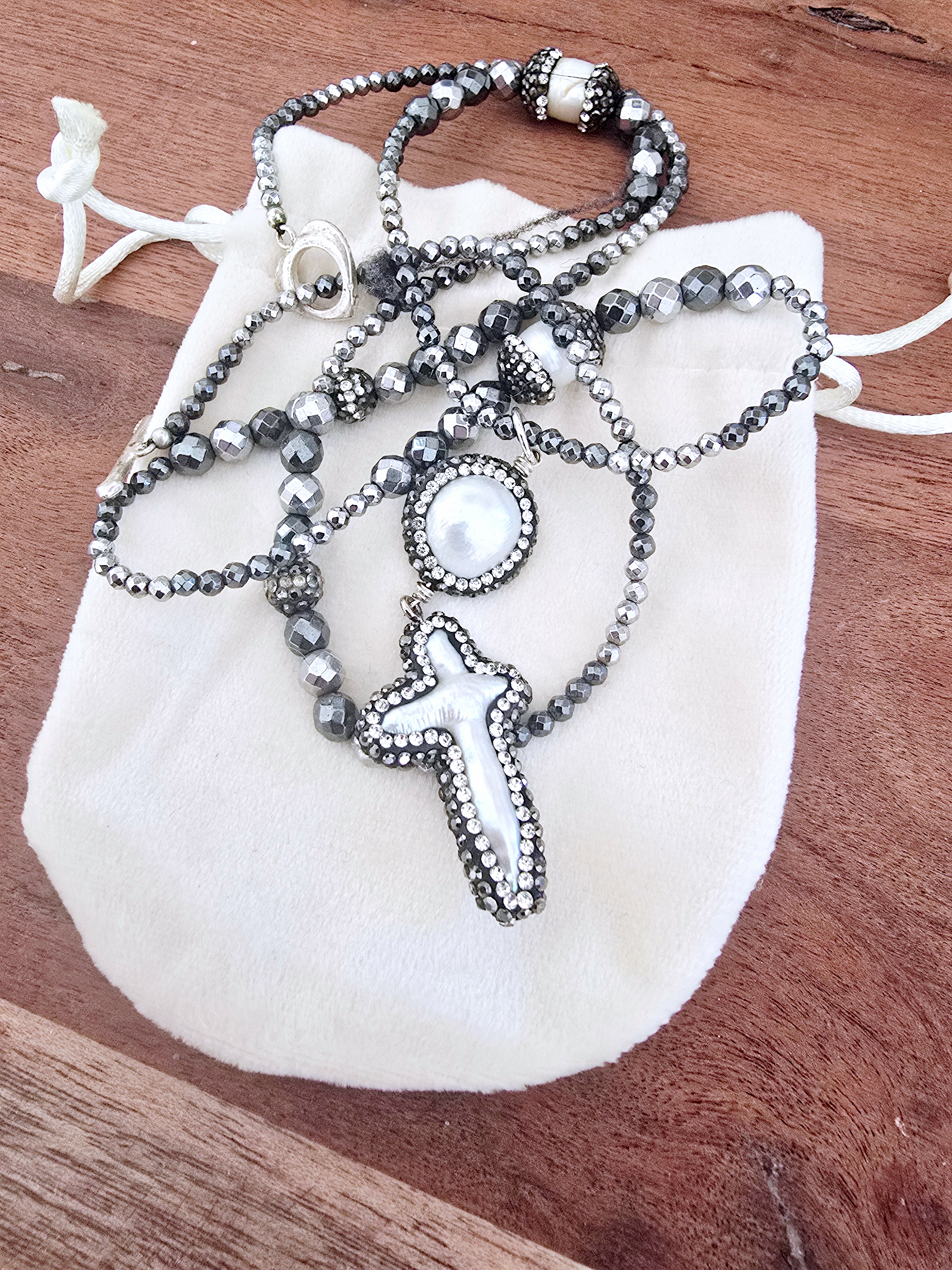 Sautoir argenté perles et pendentif croix