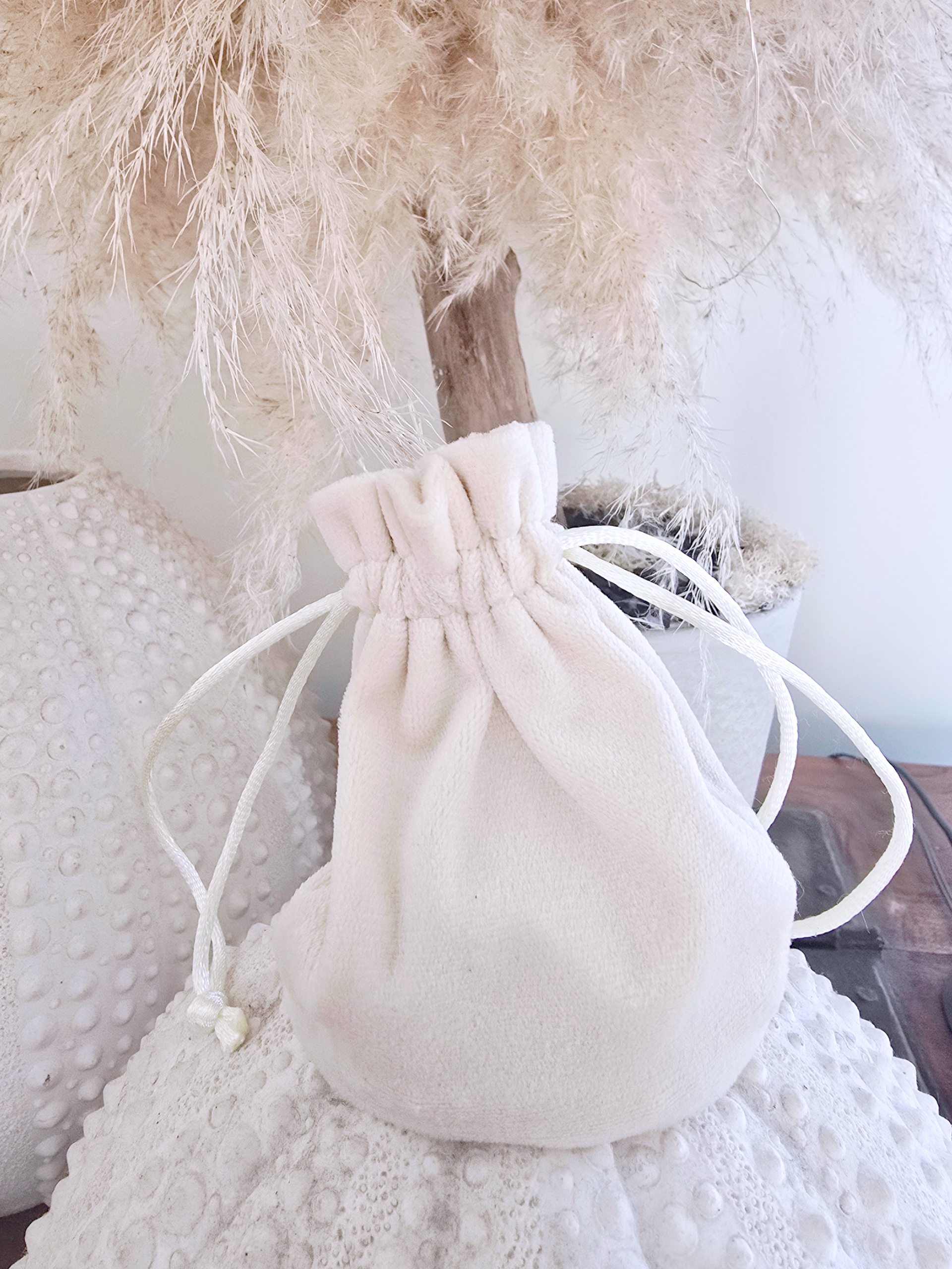 Sautoir argenté perles et pendentif croix