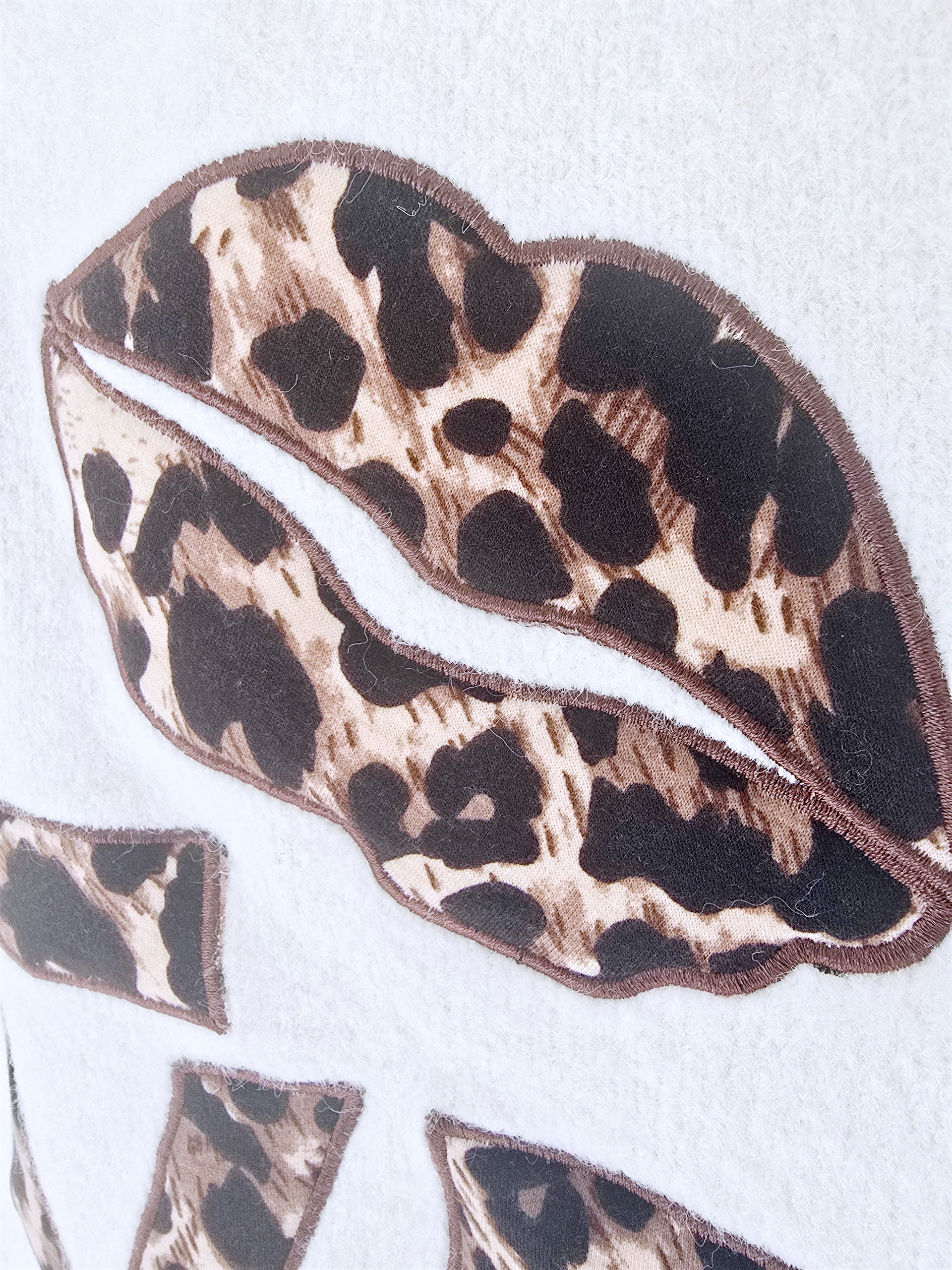 Pull écru à maille chaude à inscriptions léopard